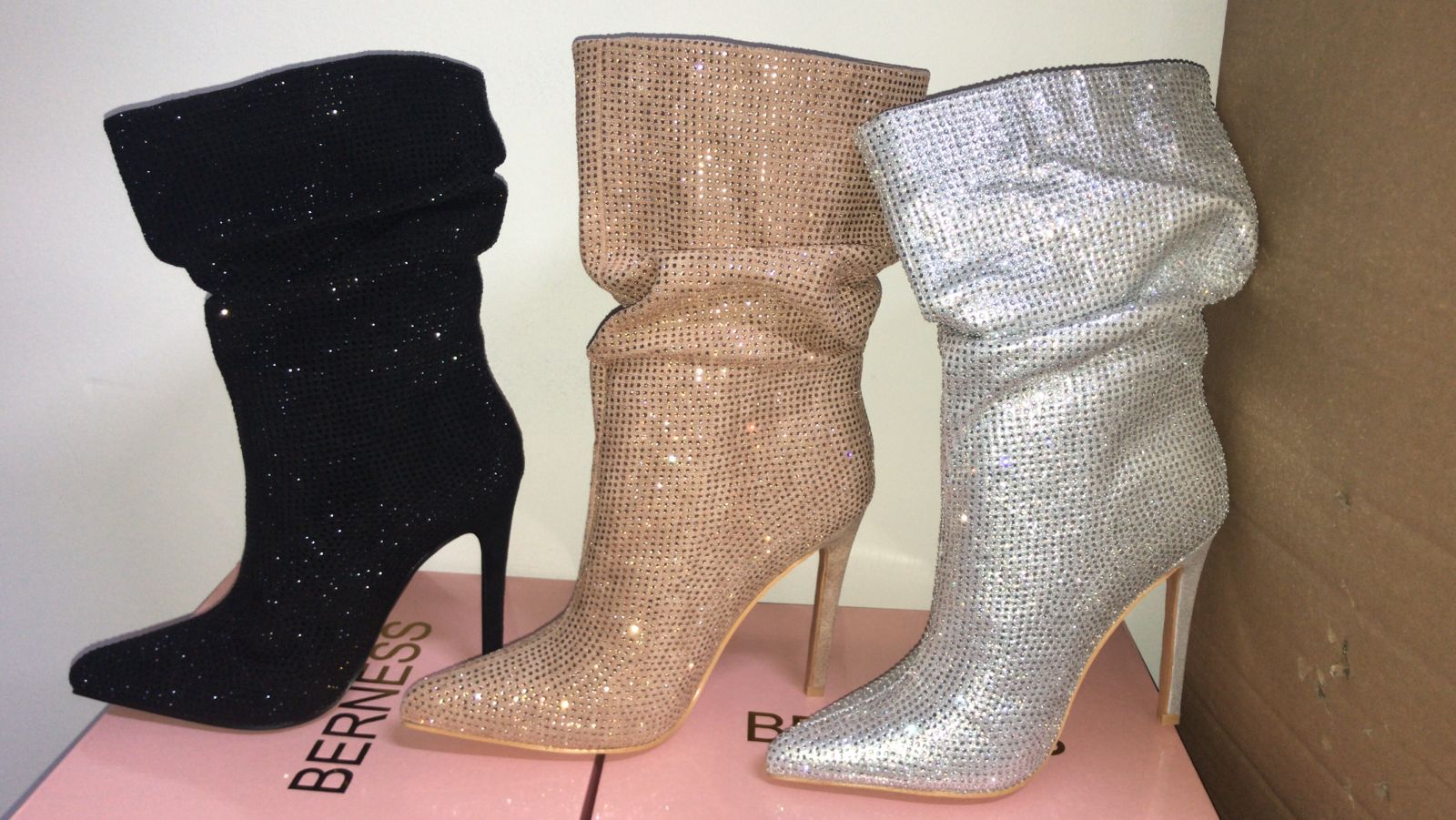 BOTAS BEIGE CON PEDRERÍA BRILLANTE