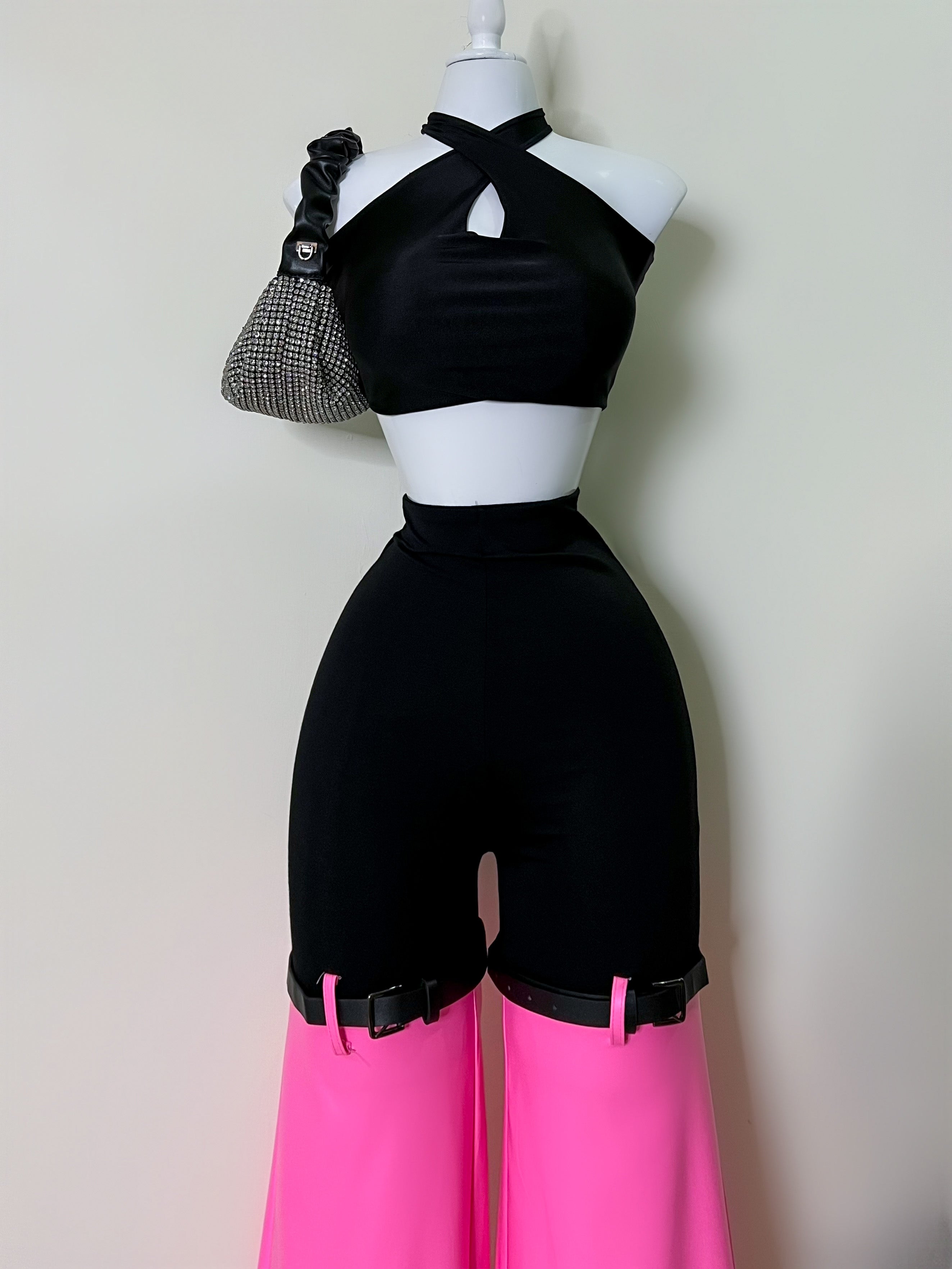 PANTALÓN NEGRO CON VINIPIEL ROSA