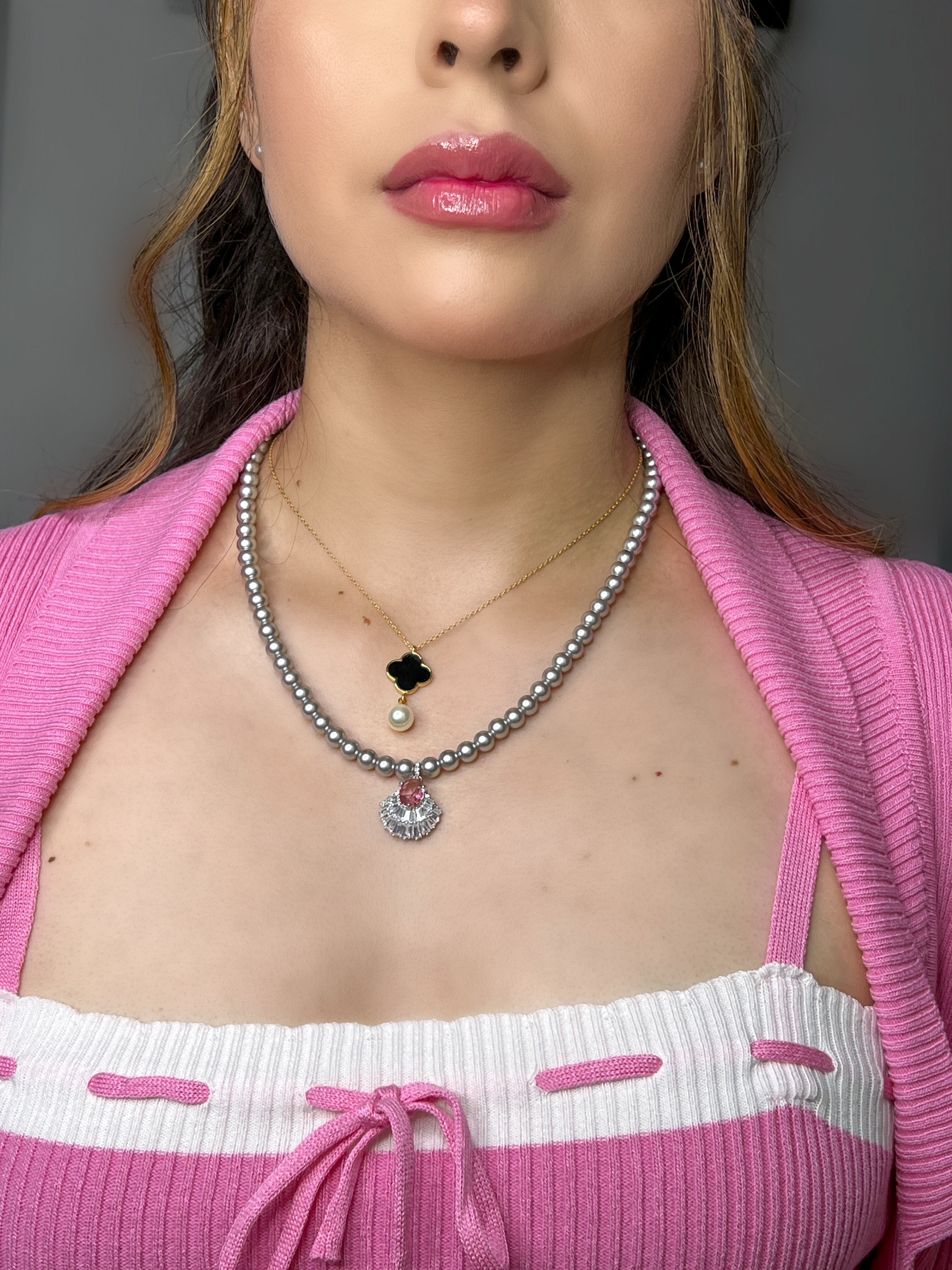 COLLAR TRÉBOL NEGRO CON PERLA