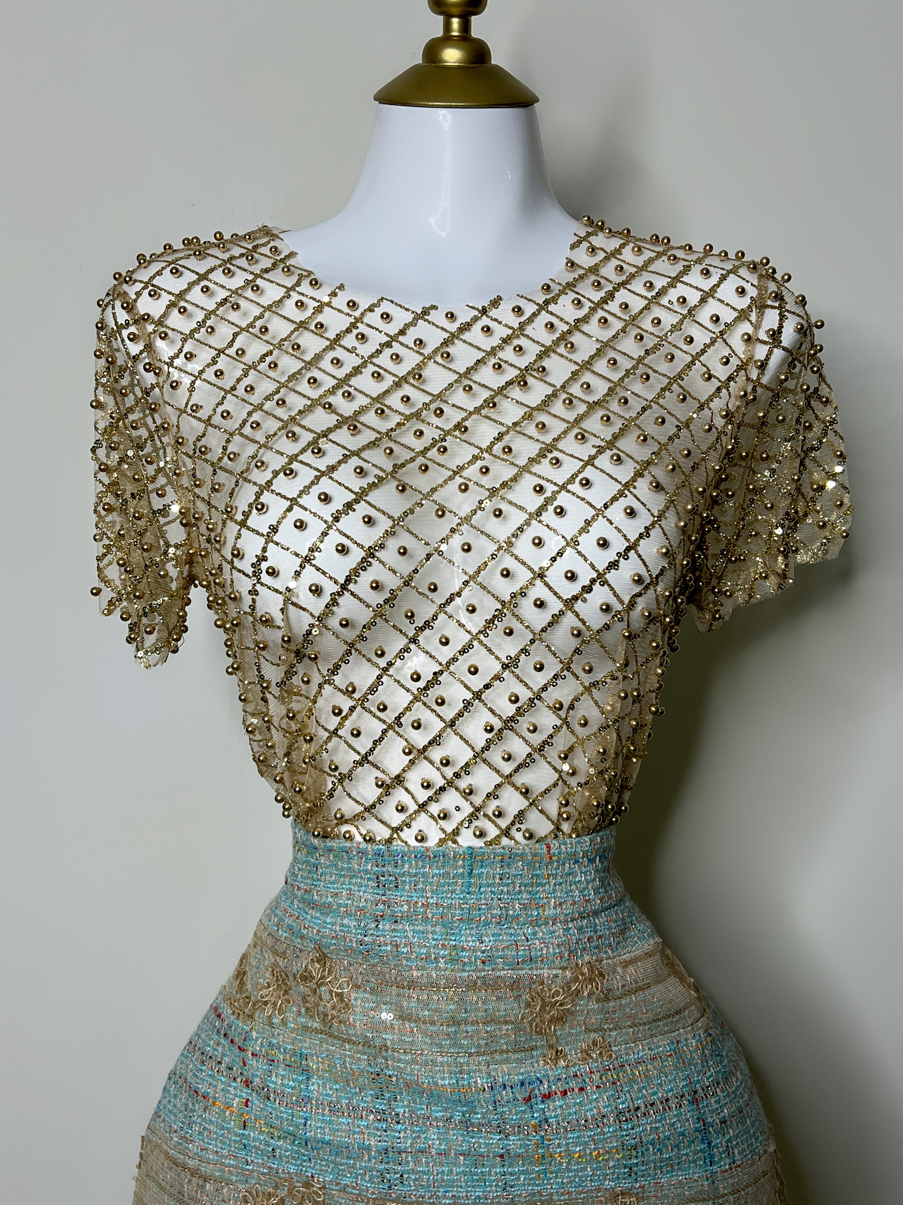 BLUSA CON PERLAS DORADA