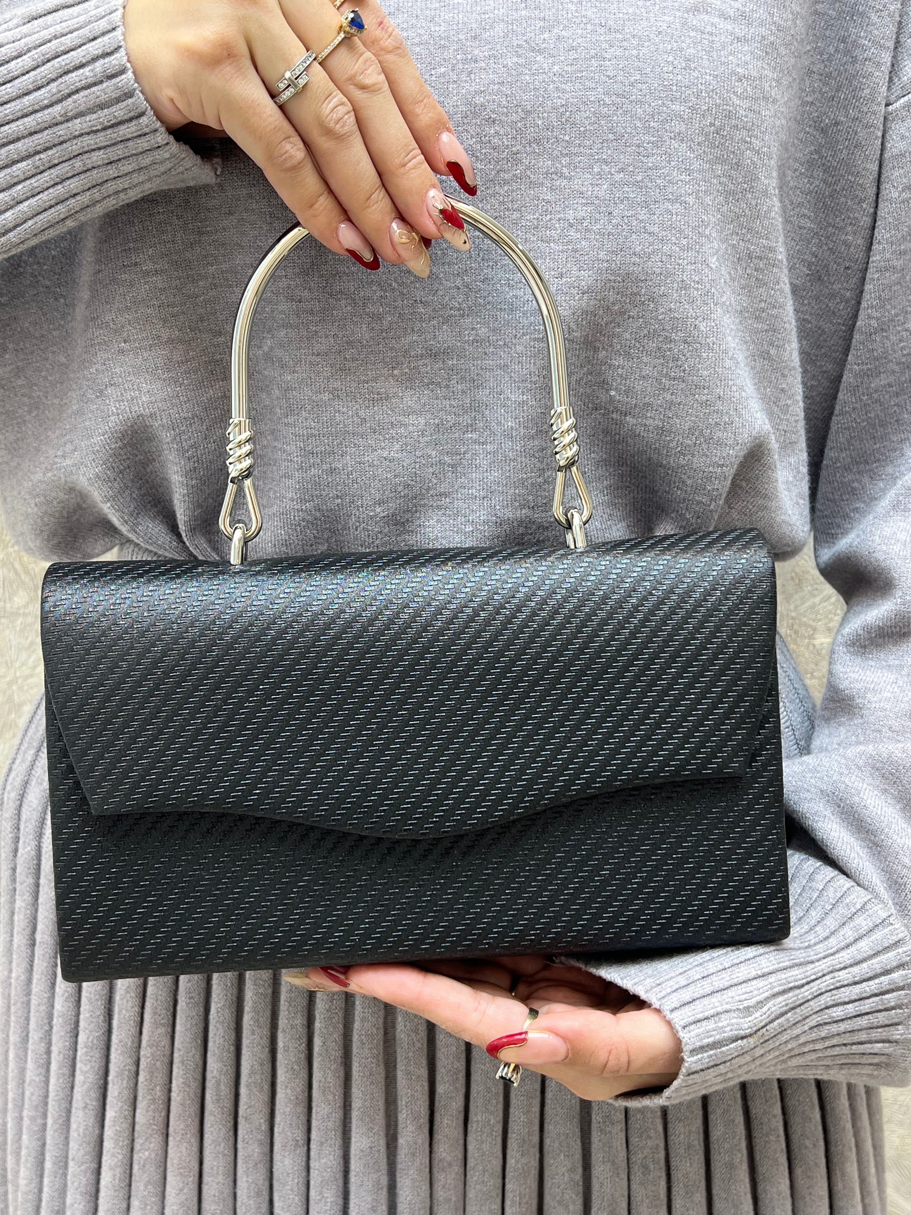 BOLSO NEGRO CON CORREA