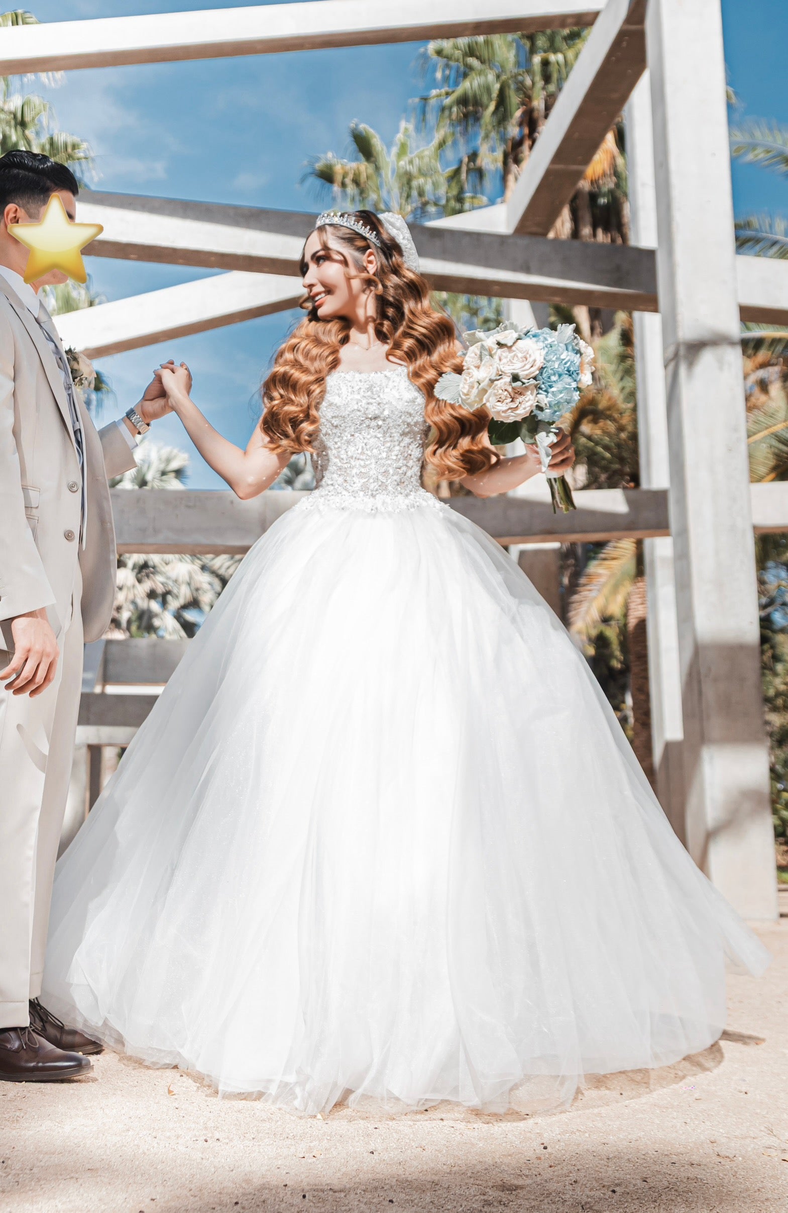 VESTIDO DE NOVIA(UN USO)-SEMINUEVO- TIENE COPAS, CINTURA AJUSTABLE- CON VARILLAS(DE REGALO VELO , CORONA Y FALDILLA)