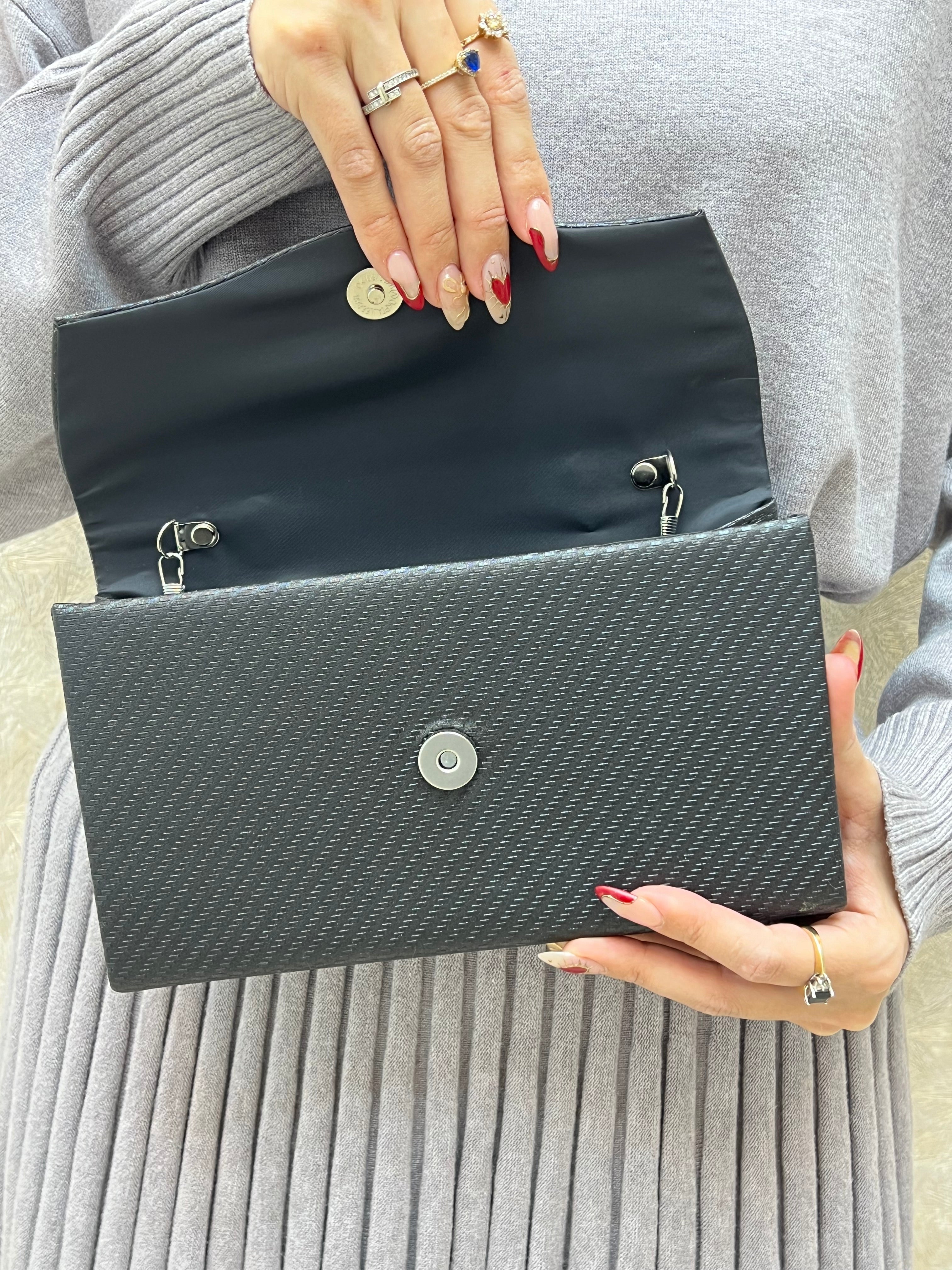 BOLSO NEGRO CON CORREA