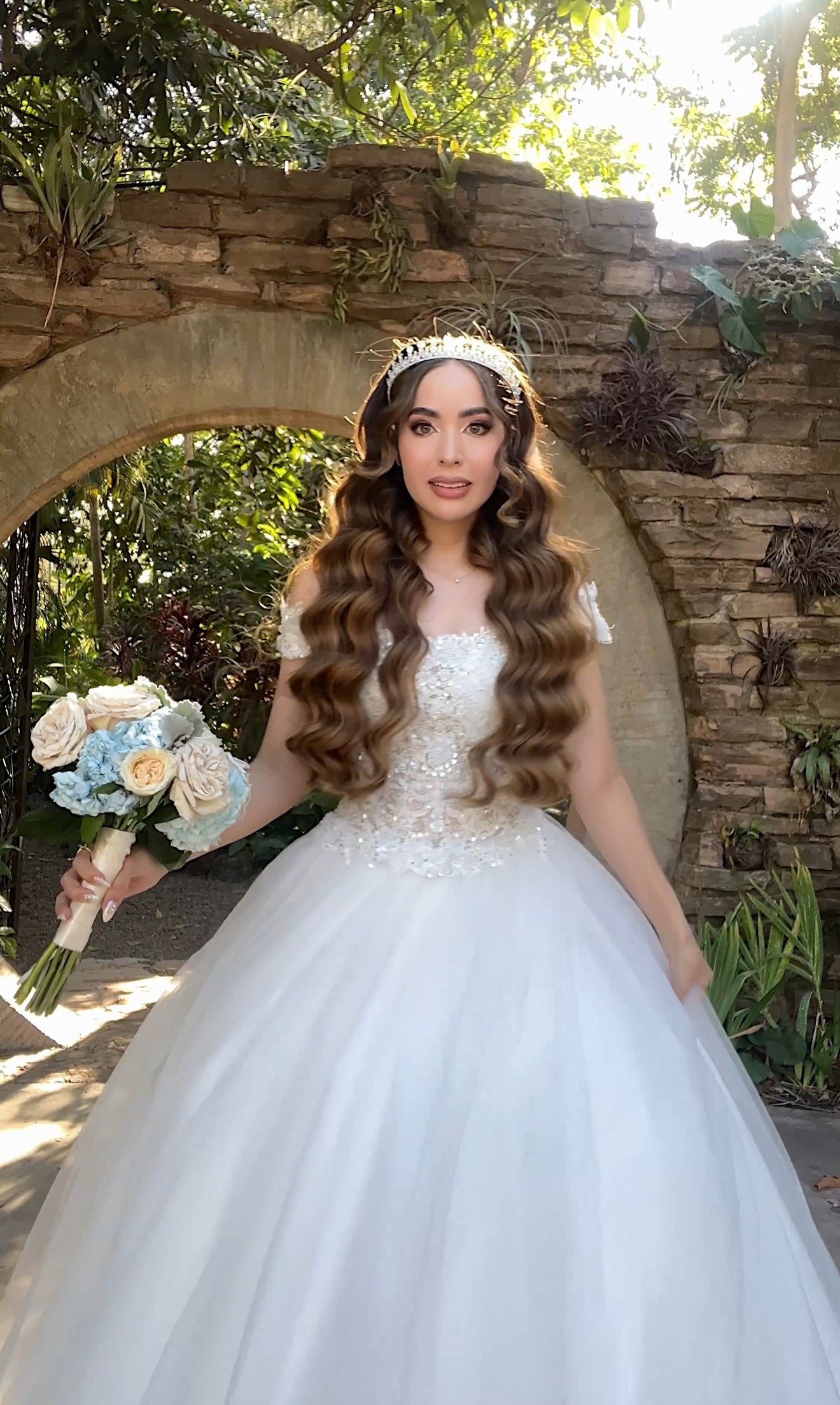 VESTIDO DE NOVIA(UN USO)-SEMINUEVO- TIENE COPAS, CINTURA AJUSTABLE- CON VARILLAS(DE REGALO VELO , CORONA Y FALDILLA)