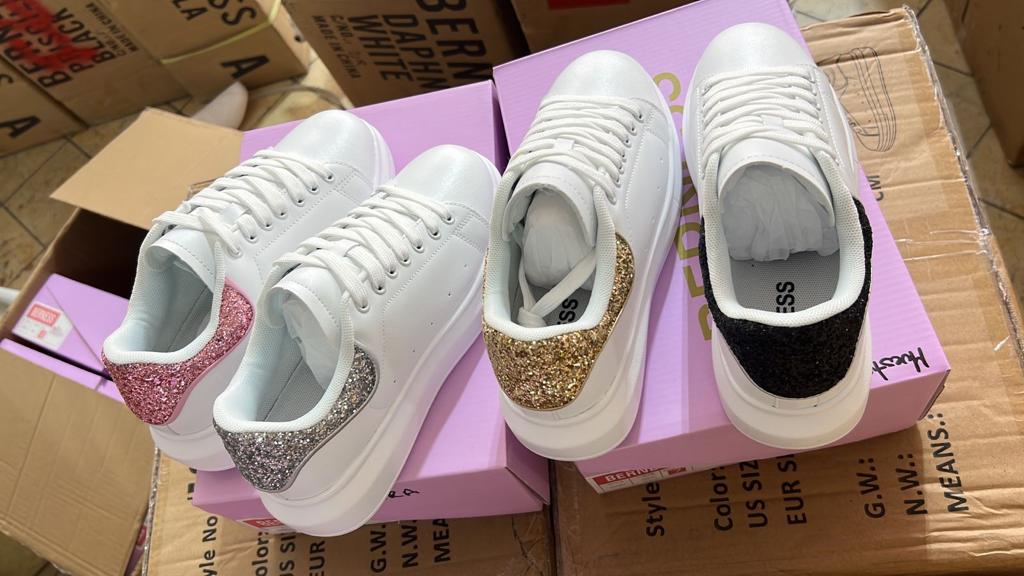 TENIS BLANCOS CON NEGRO