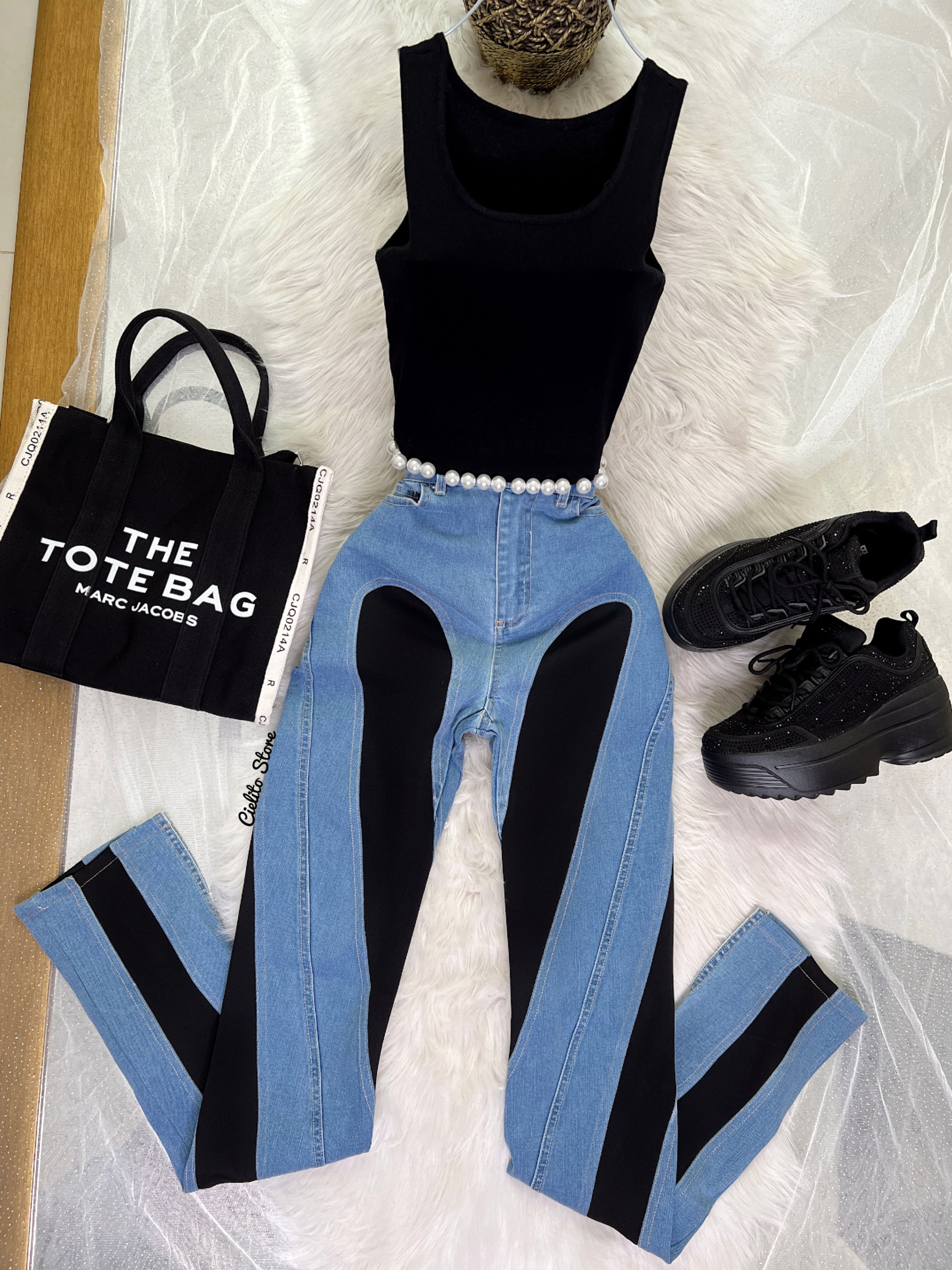 BLUSA NEGRA CON PERLAS