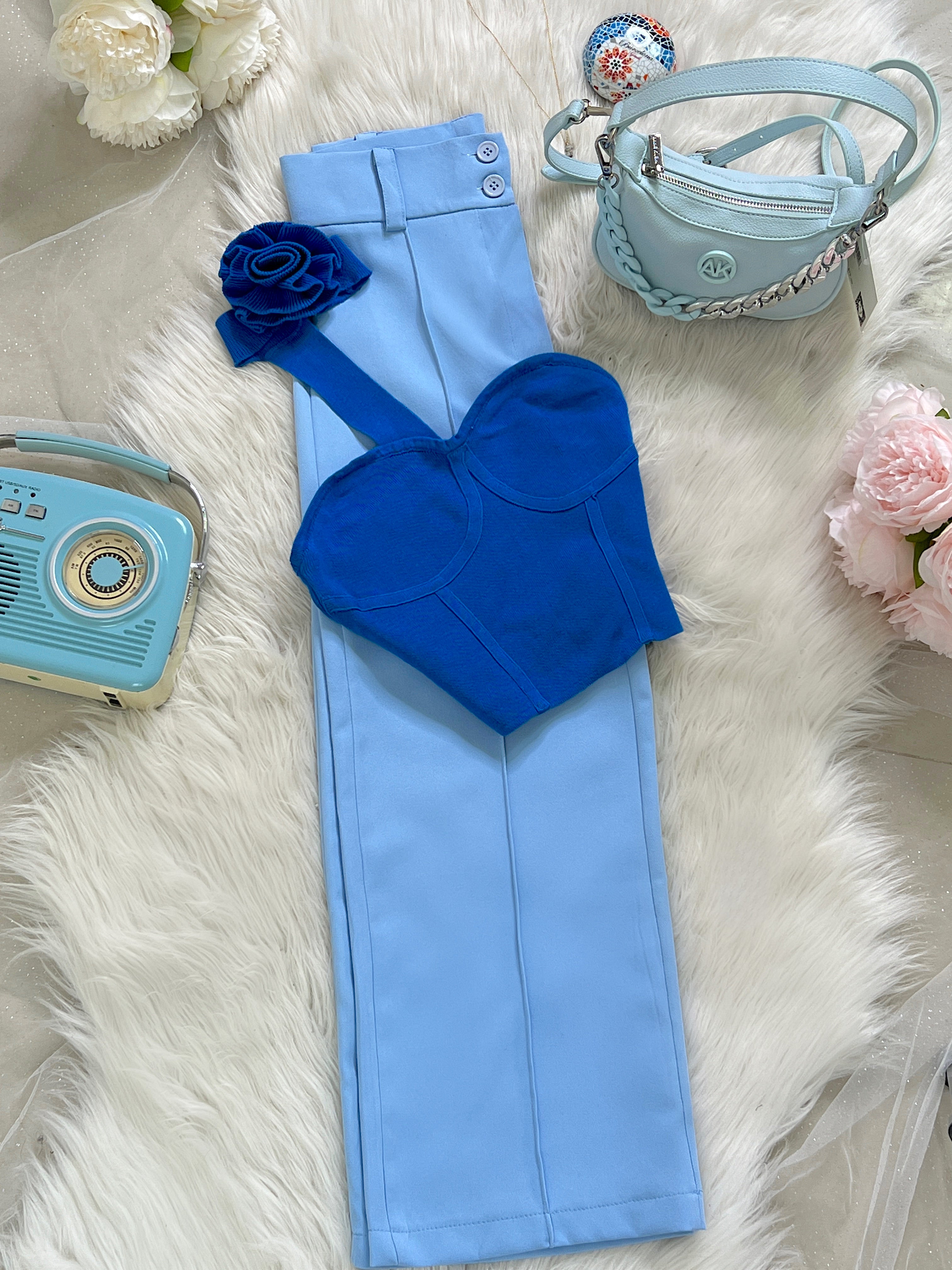 TOP AZUL CON FLOR