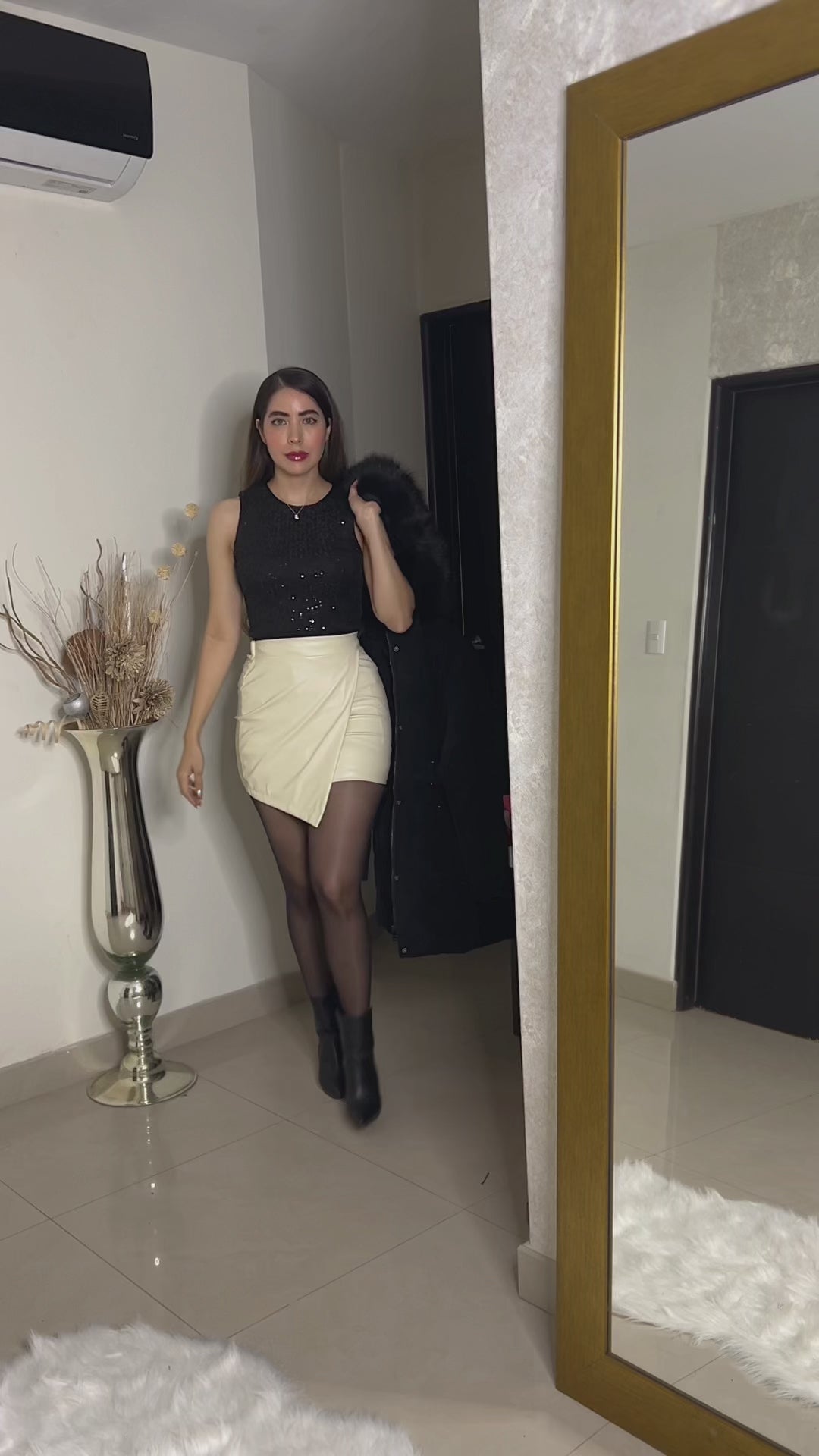 Gabardina negra con gorro retirable