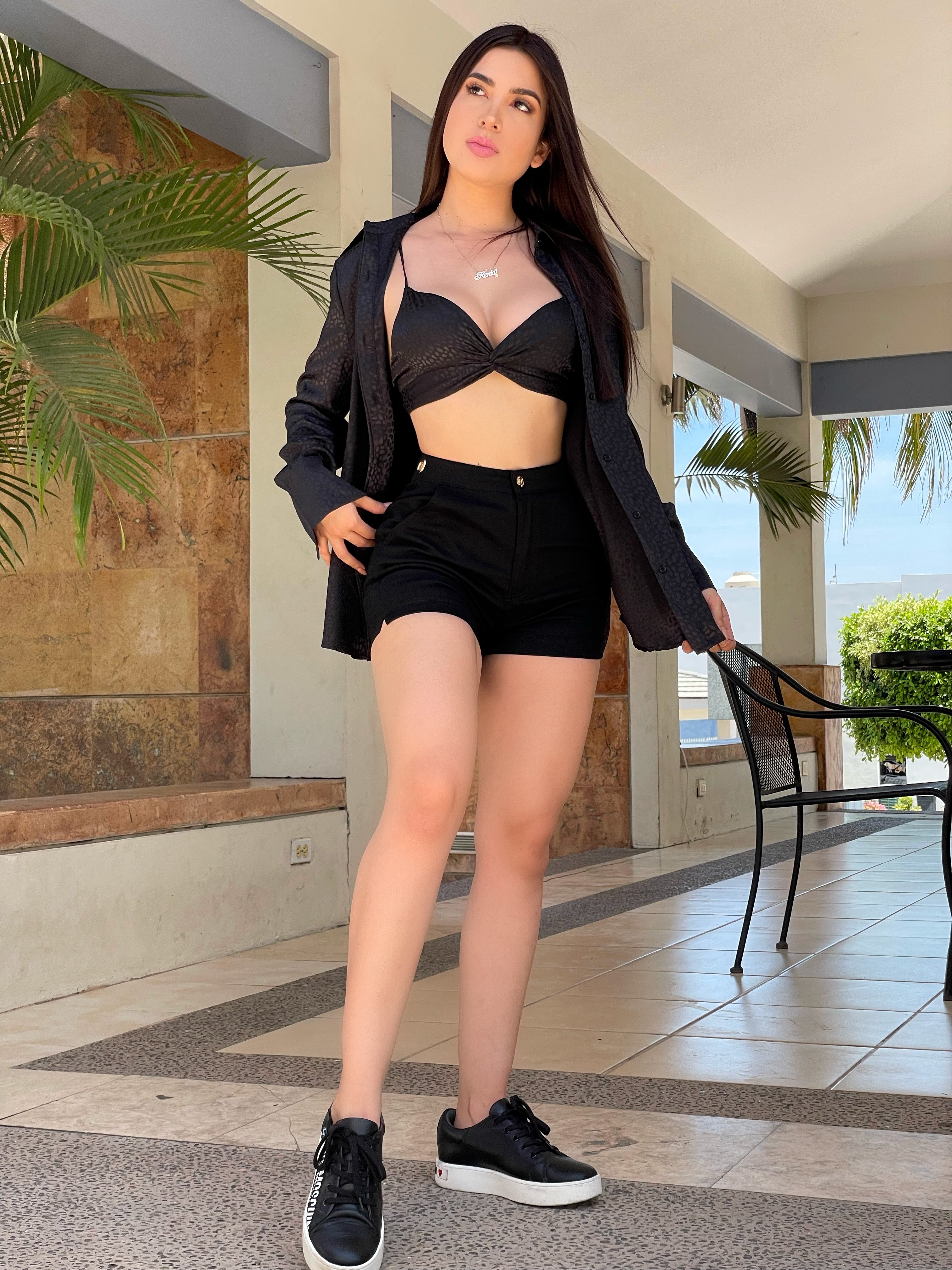 top y camisa larga negra