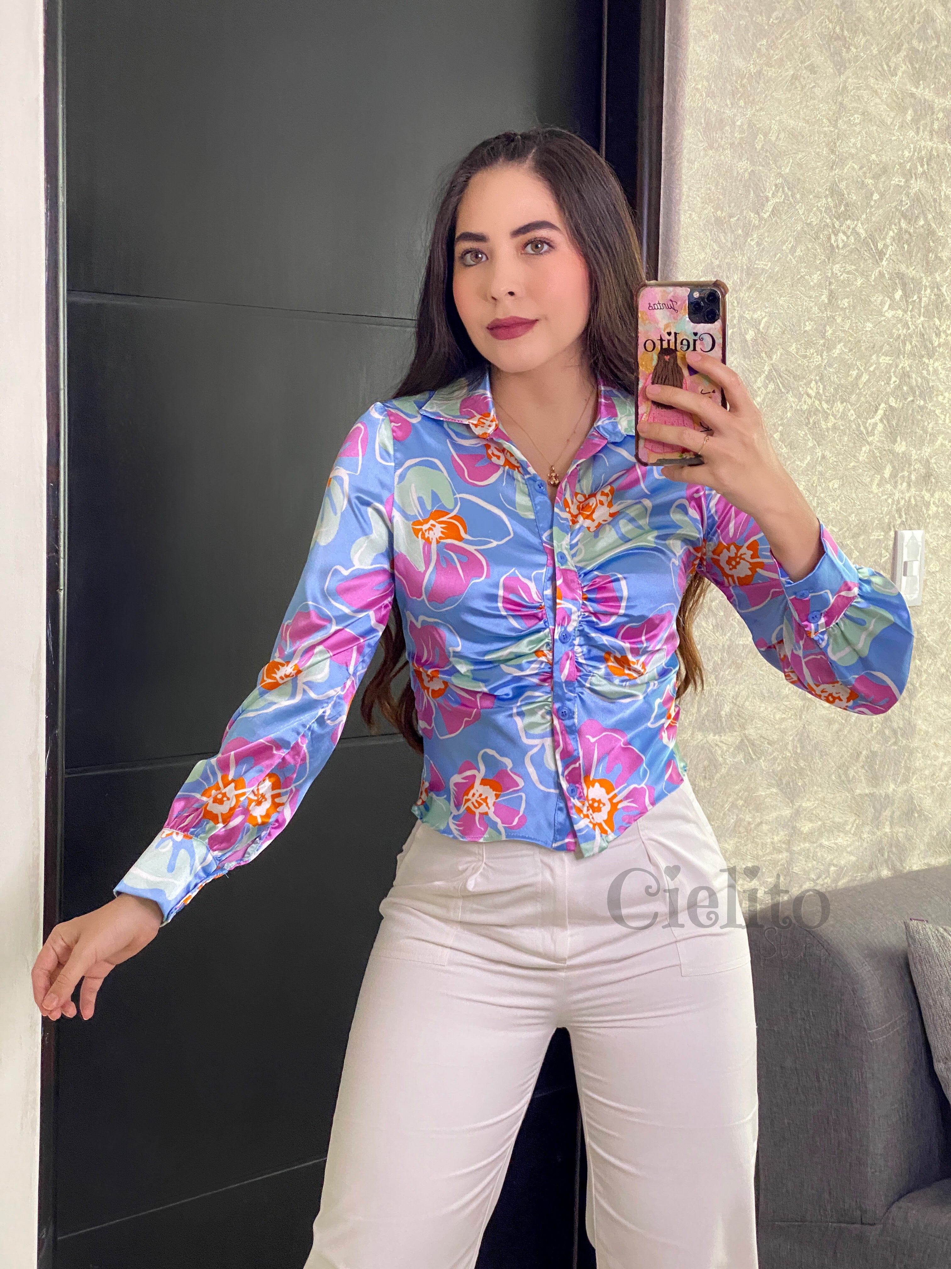 BLUSA AZUL CON FLORES SATINADA