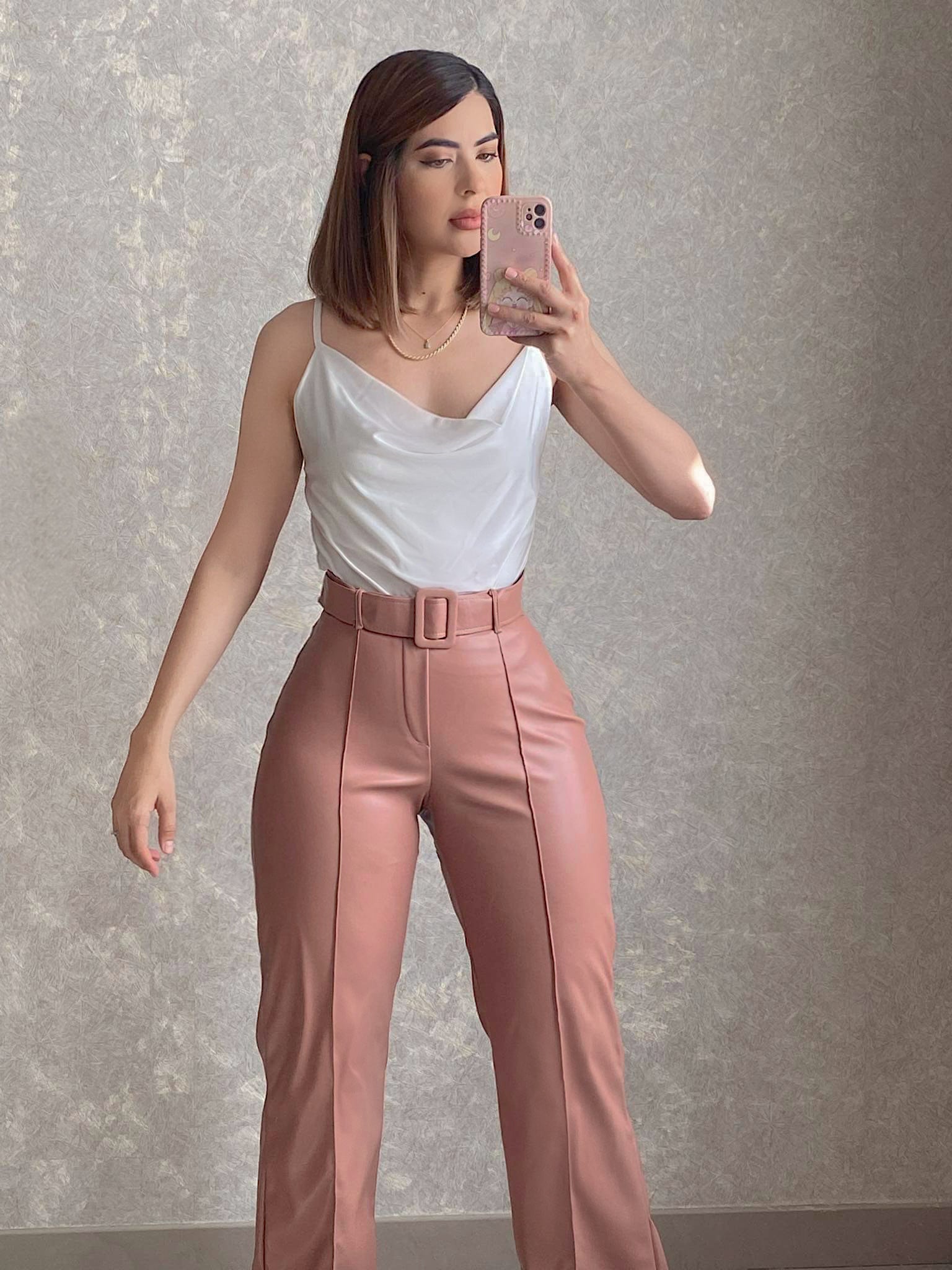 Pantalón vinipiel rosa con cinturón