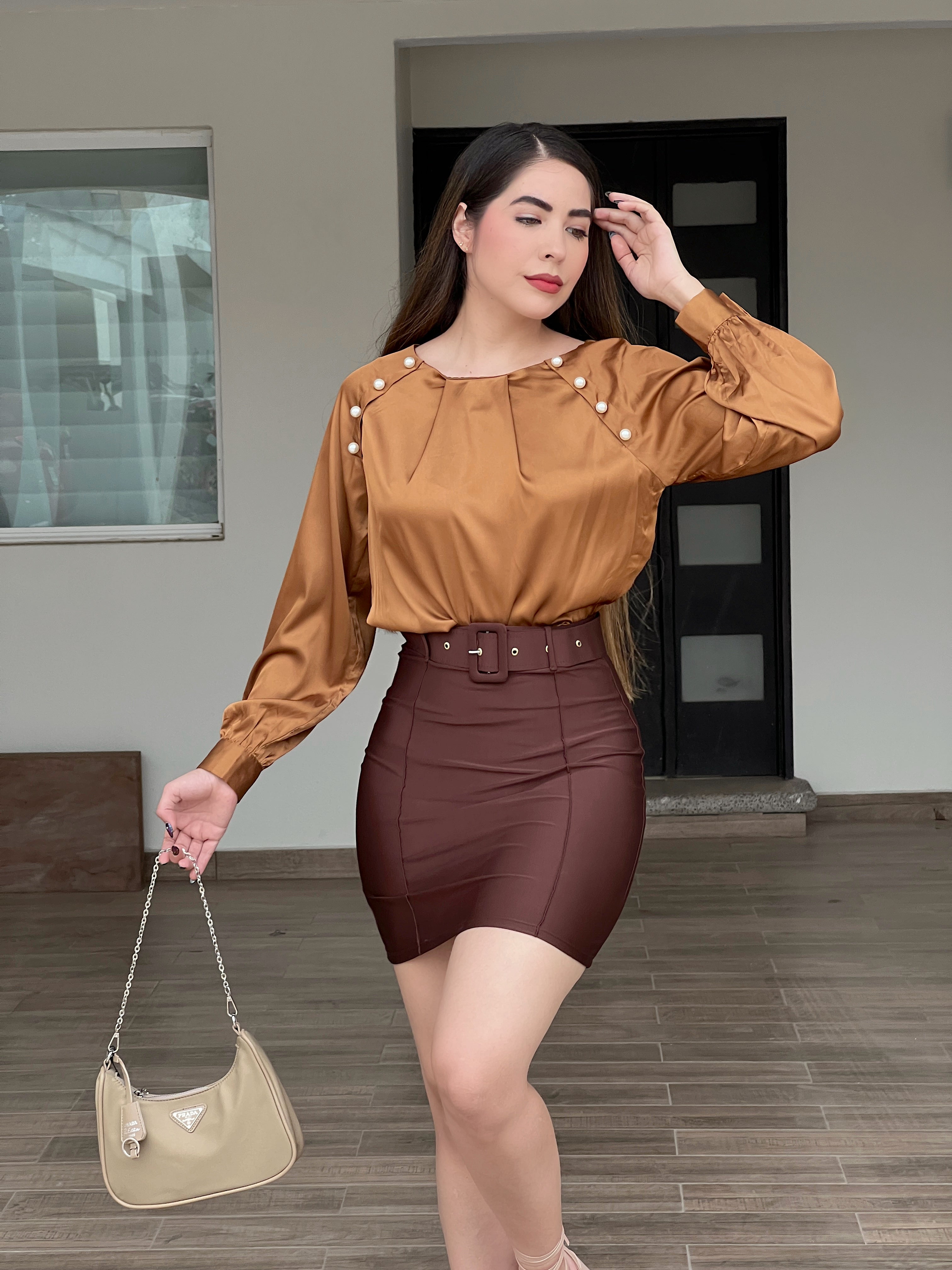 Blusa satinada con perlitas cobre