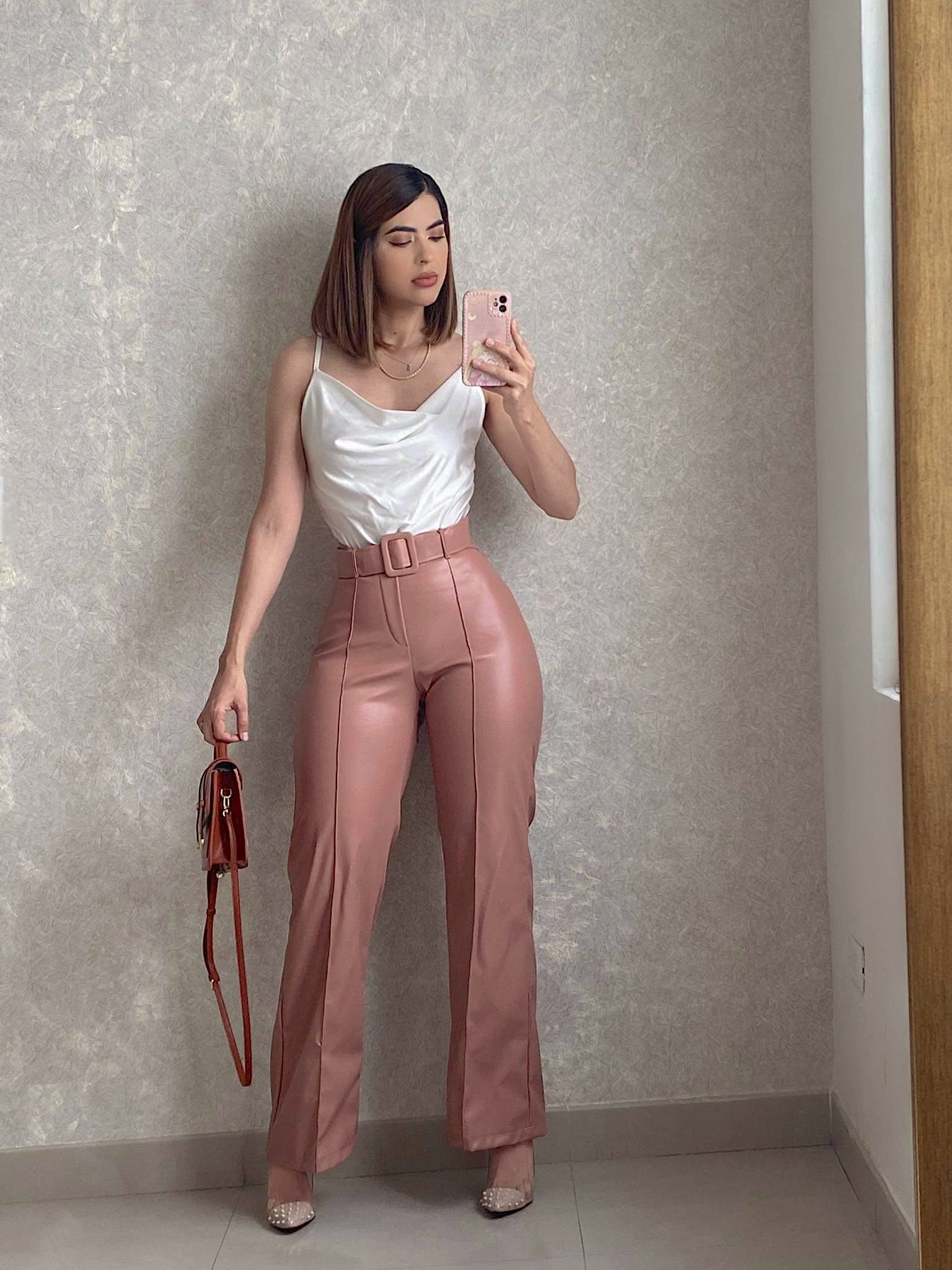 Pantalón vinipiel rosa con cinturón