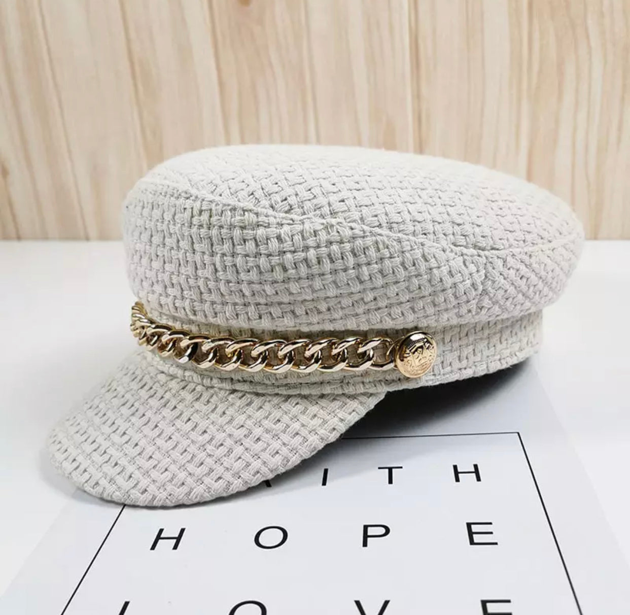 BOINA BLANCA CON CADENA