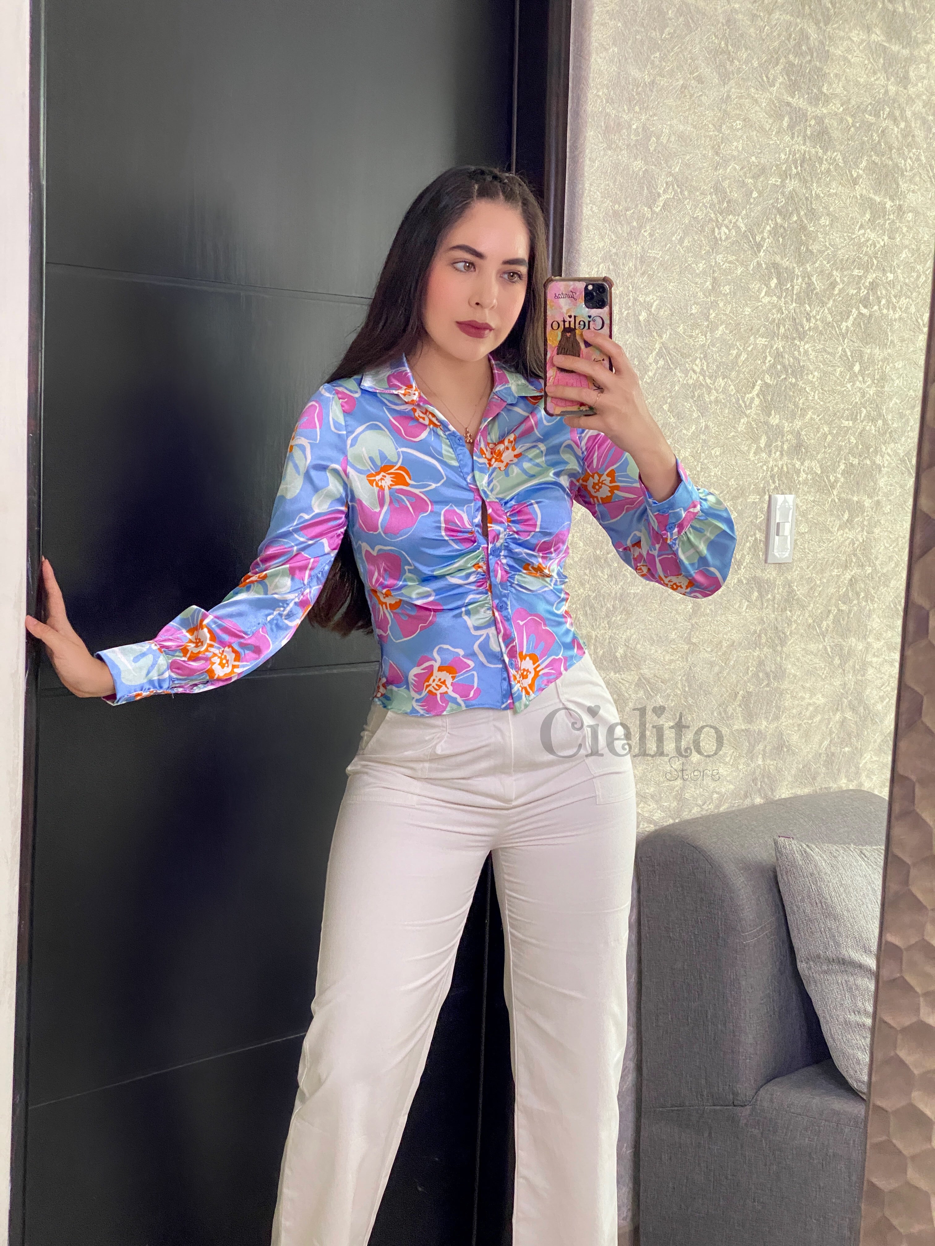 BLUSA AZUL CON FLORES SATINADA
