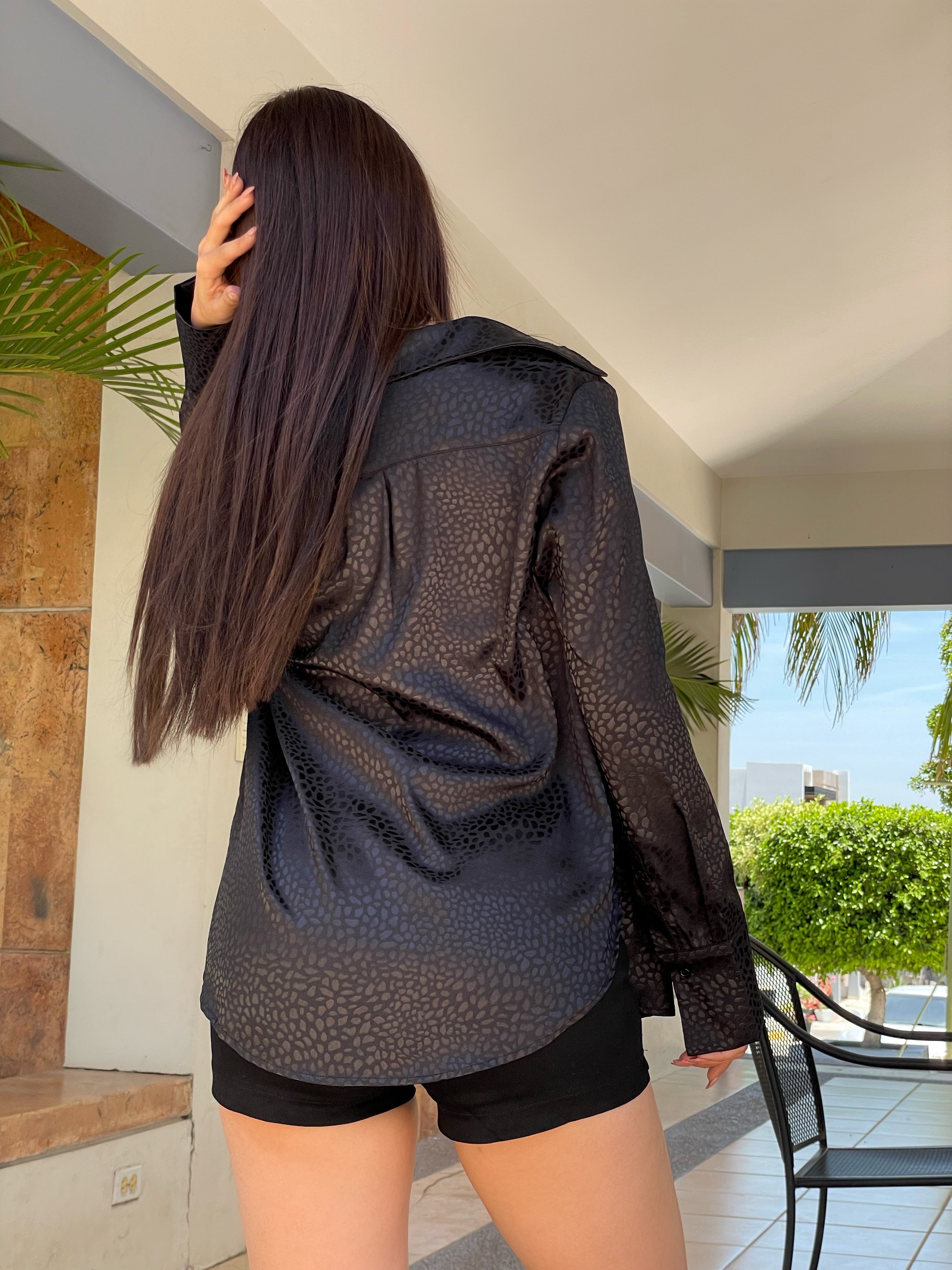 top y camisa larga negra