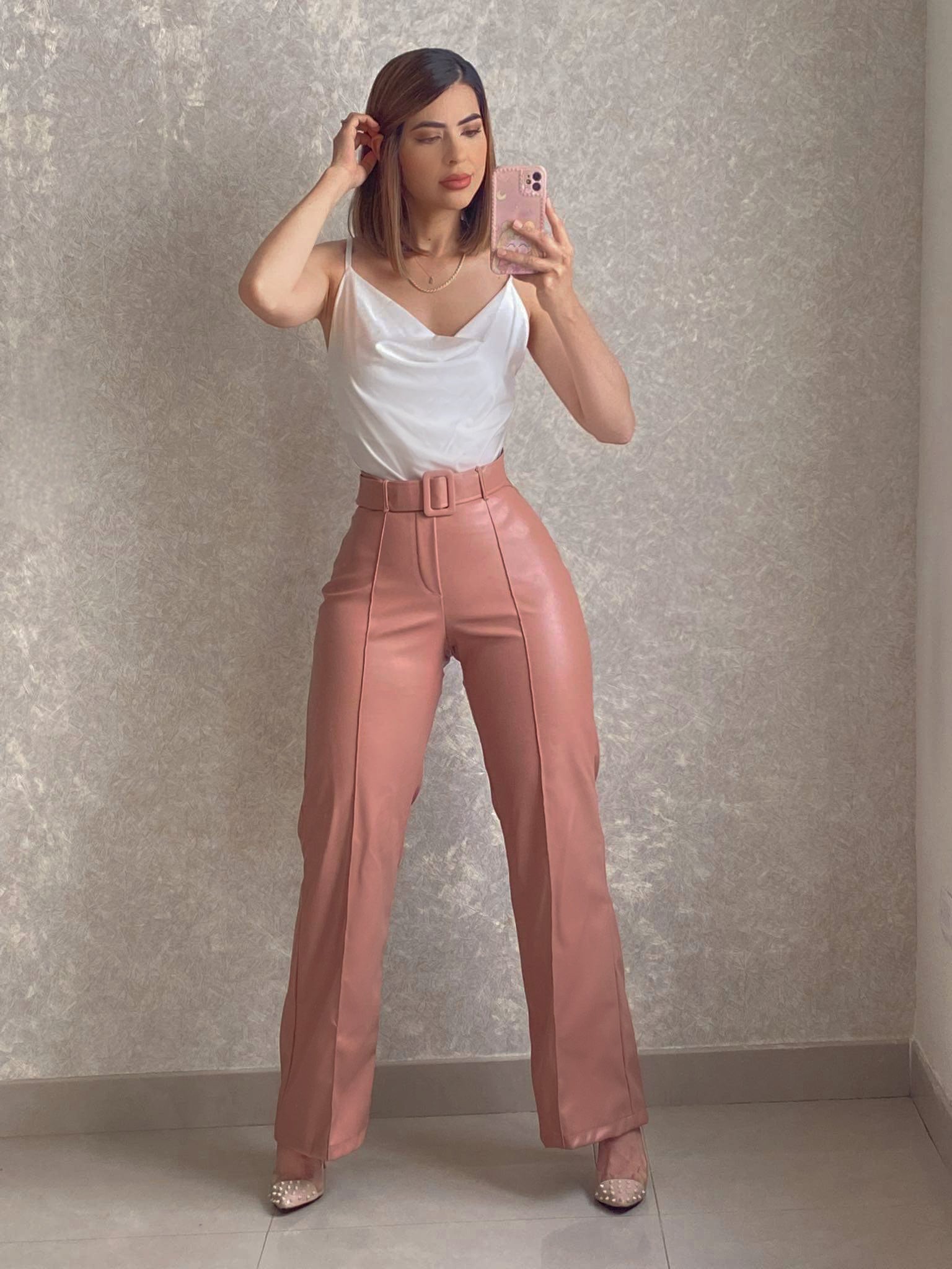 Pantalón vinipiel rosa con cinturón