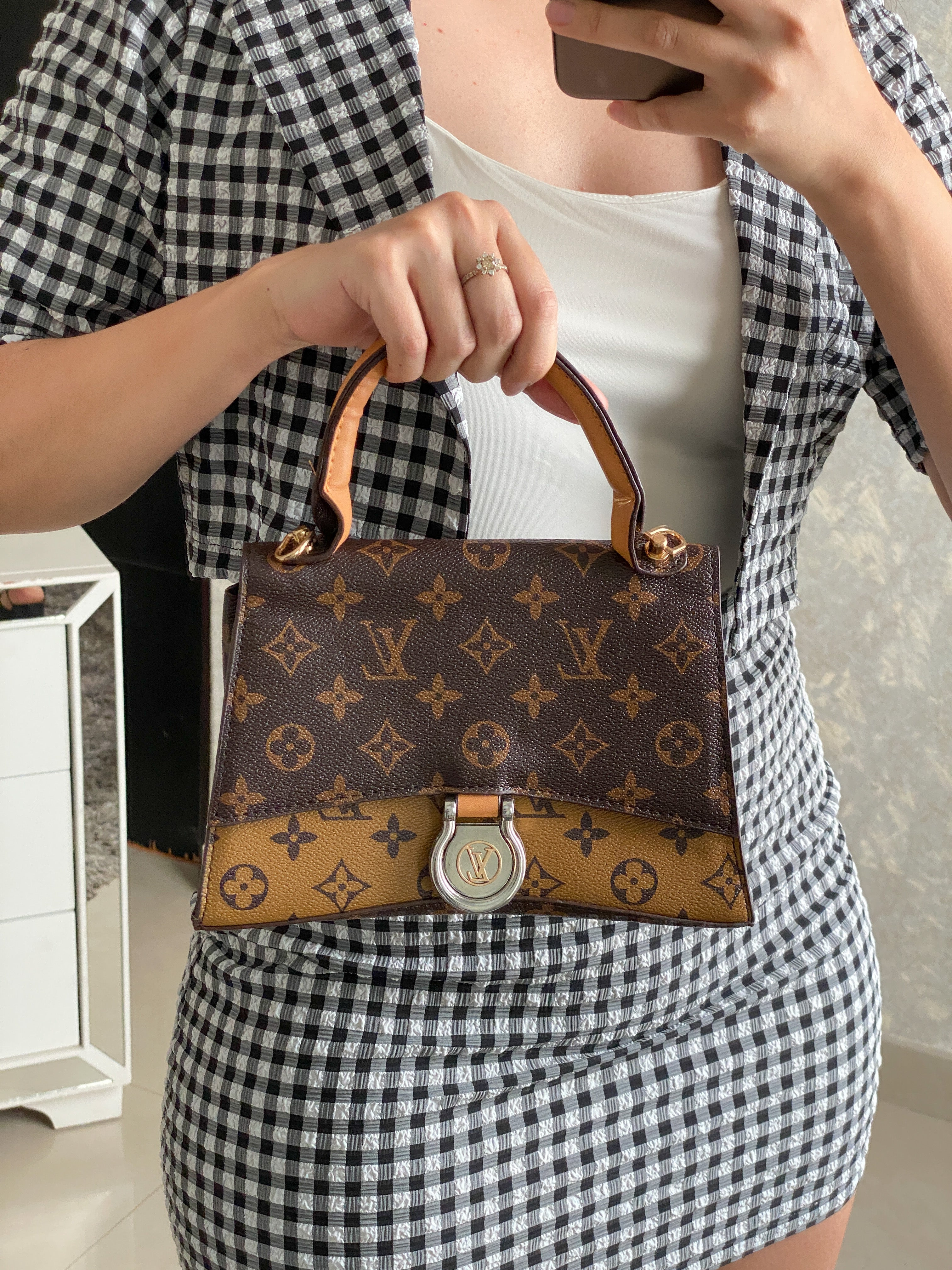 LV CAFÉ