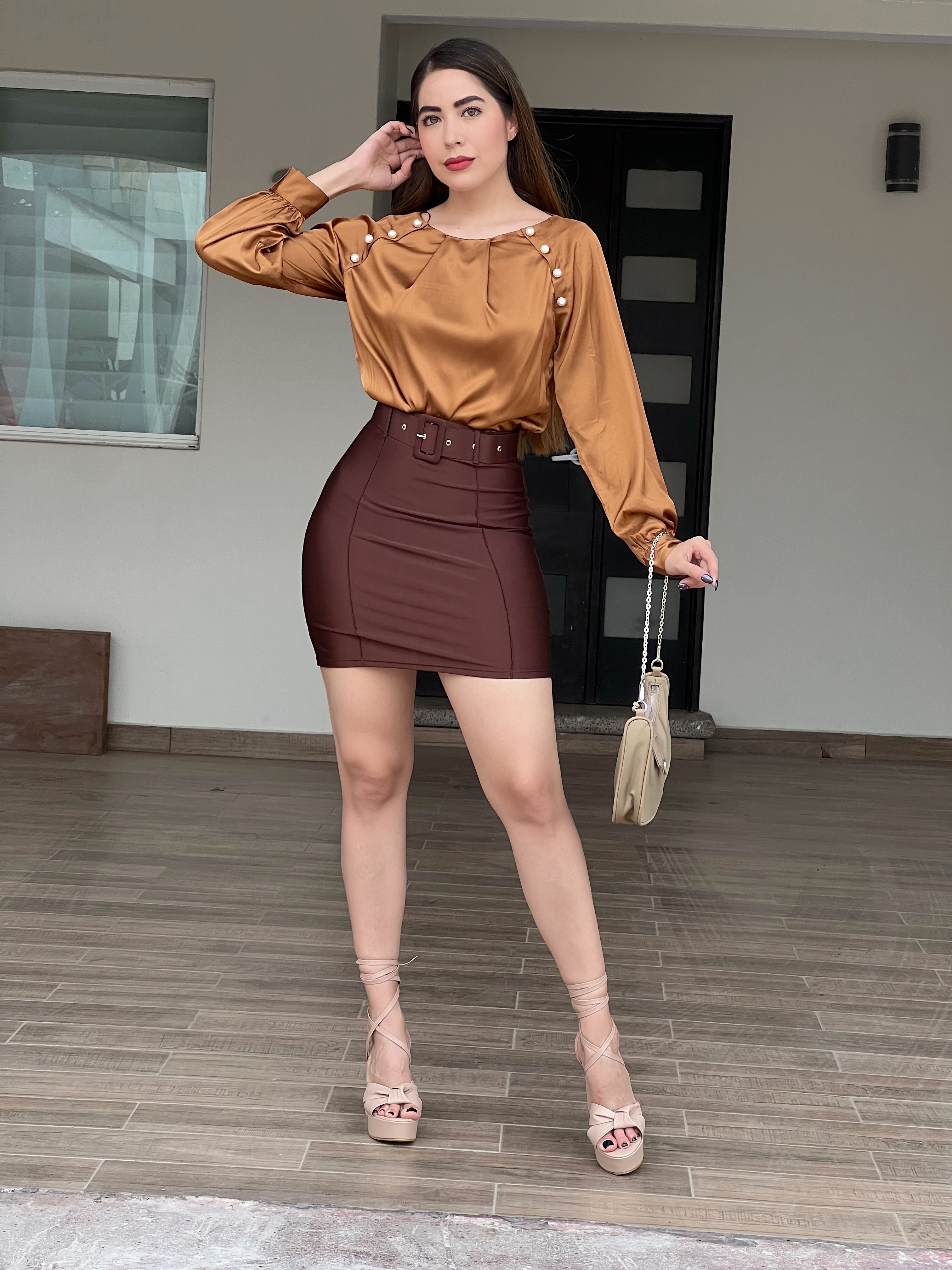 Blusa satinada con perlitas cobre