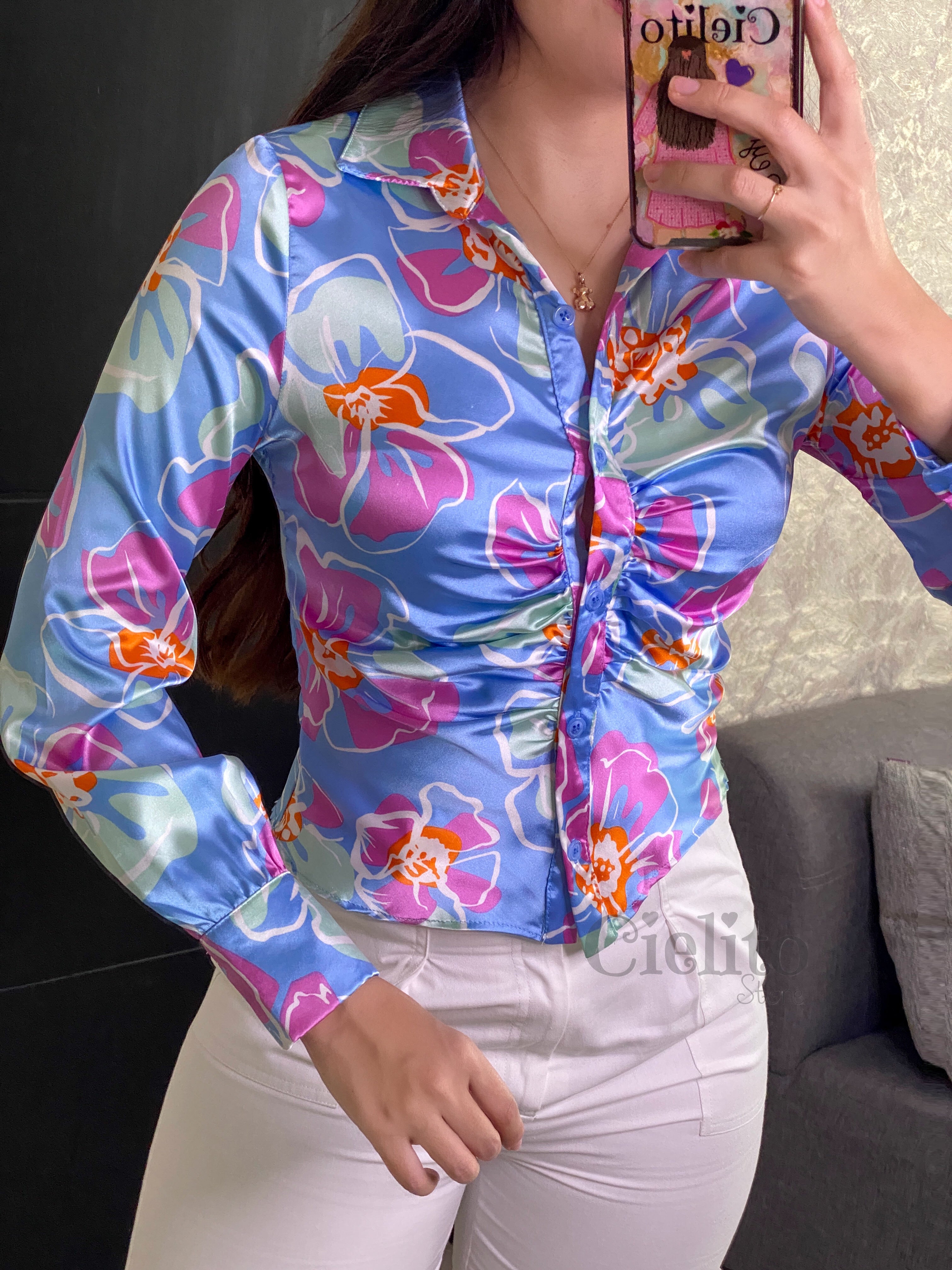 BLUSA AZUL CON FLORES SATINADA
