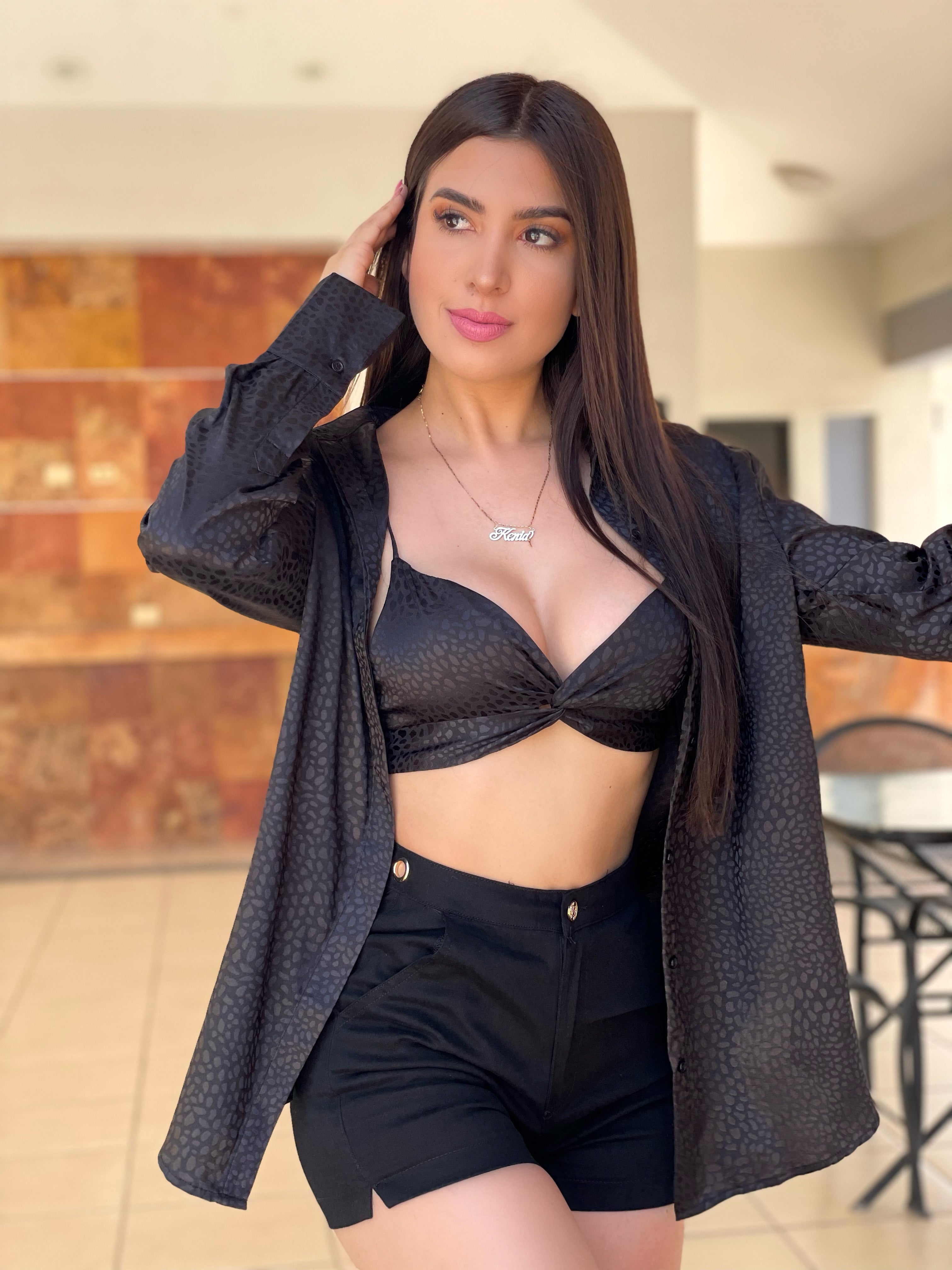 top y camisa larga negra