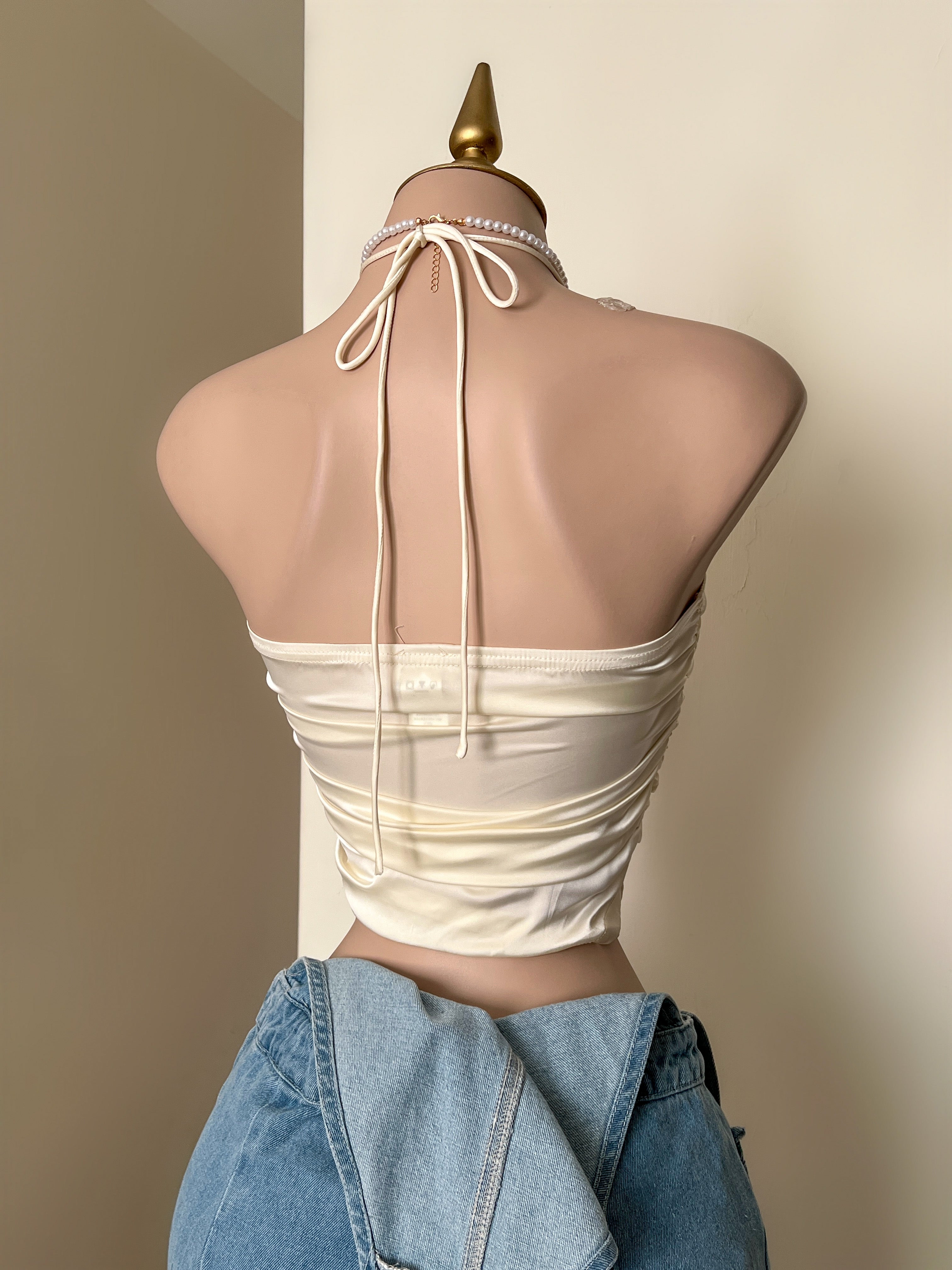 BLUSA SATINADA CON FLOR