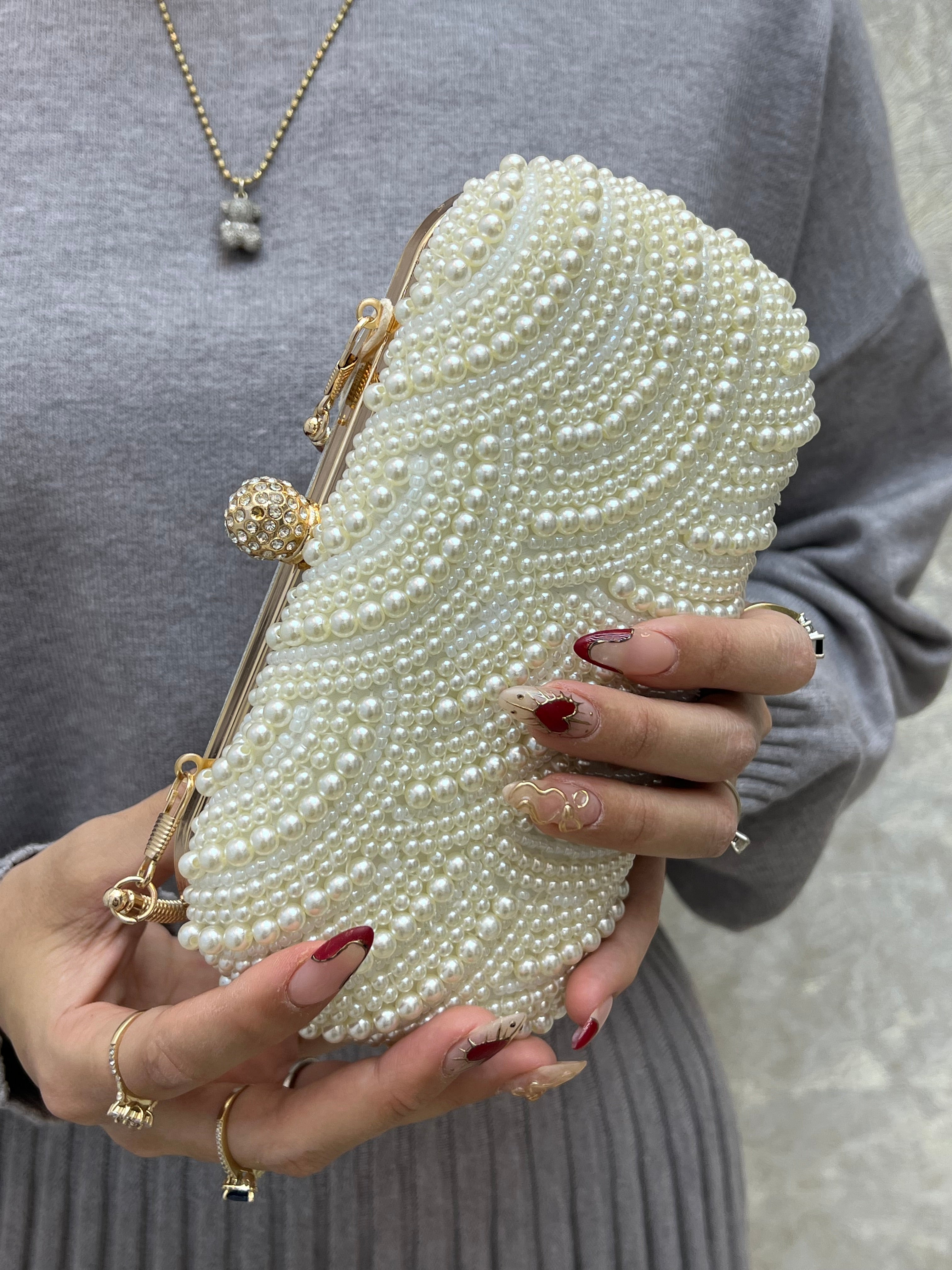 BOLSO RIGIDO CON PERLAS BLANCO