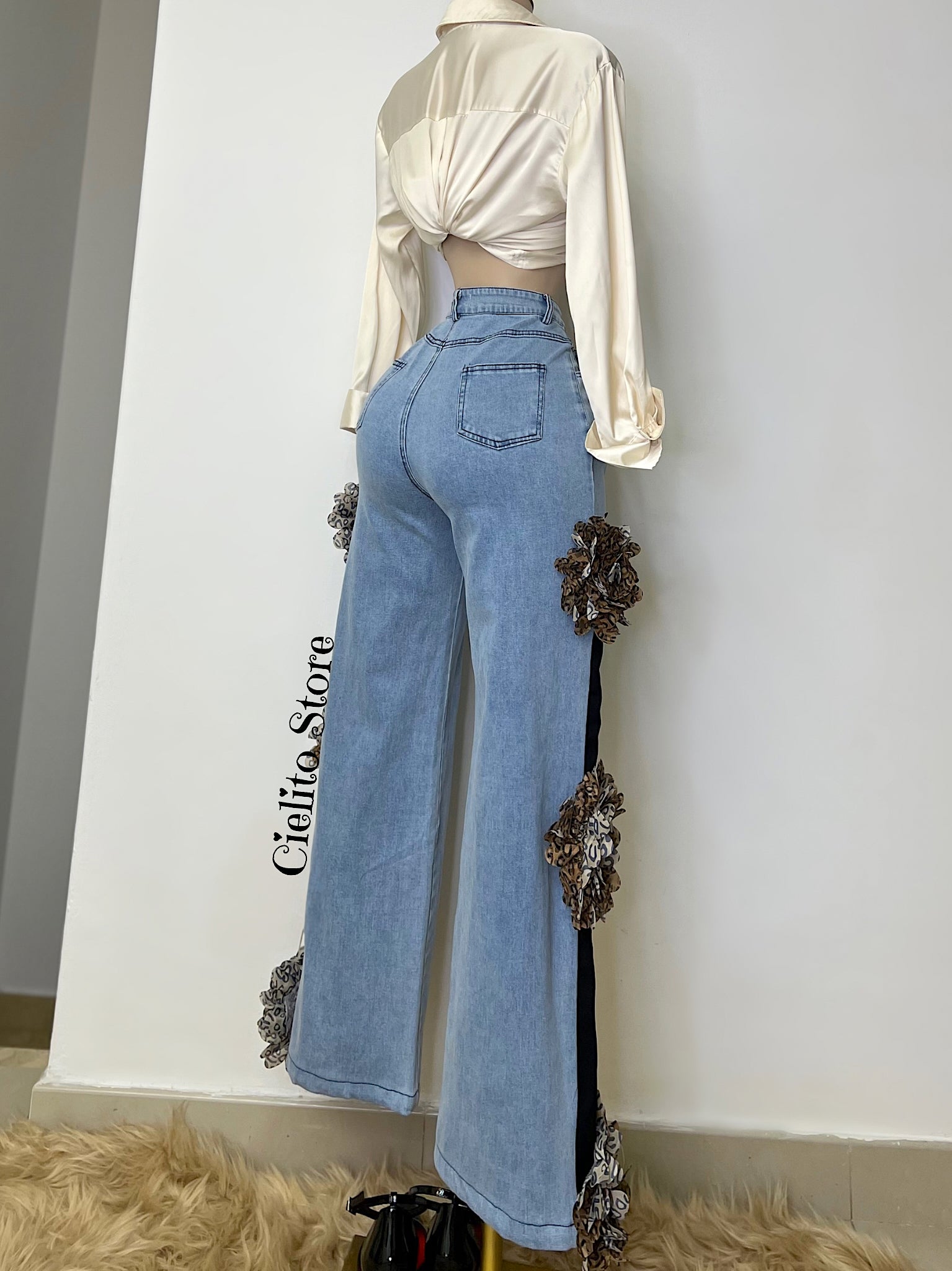PANTALÓN DENIM CON PRENDEDOR DE FLOR