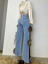 PANTALÓN DENIM CON PRENDEDOR DE FLOR