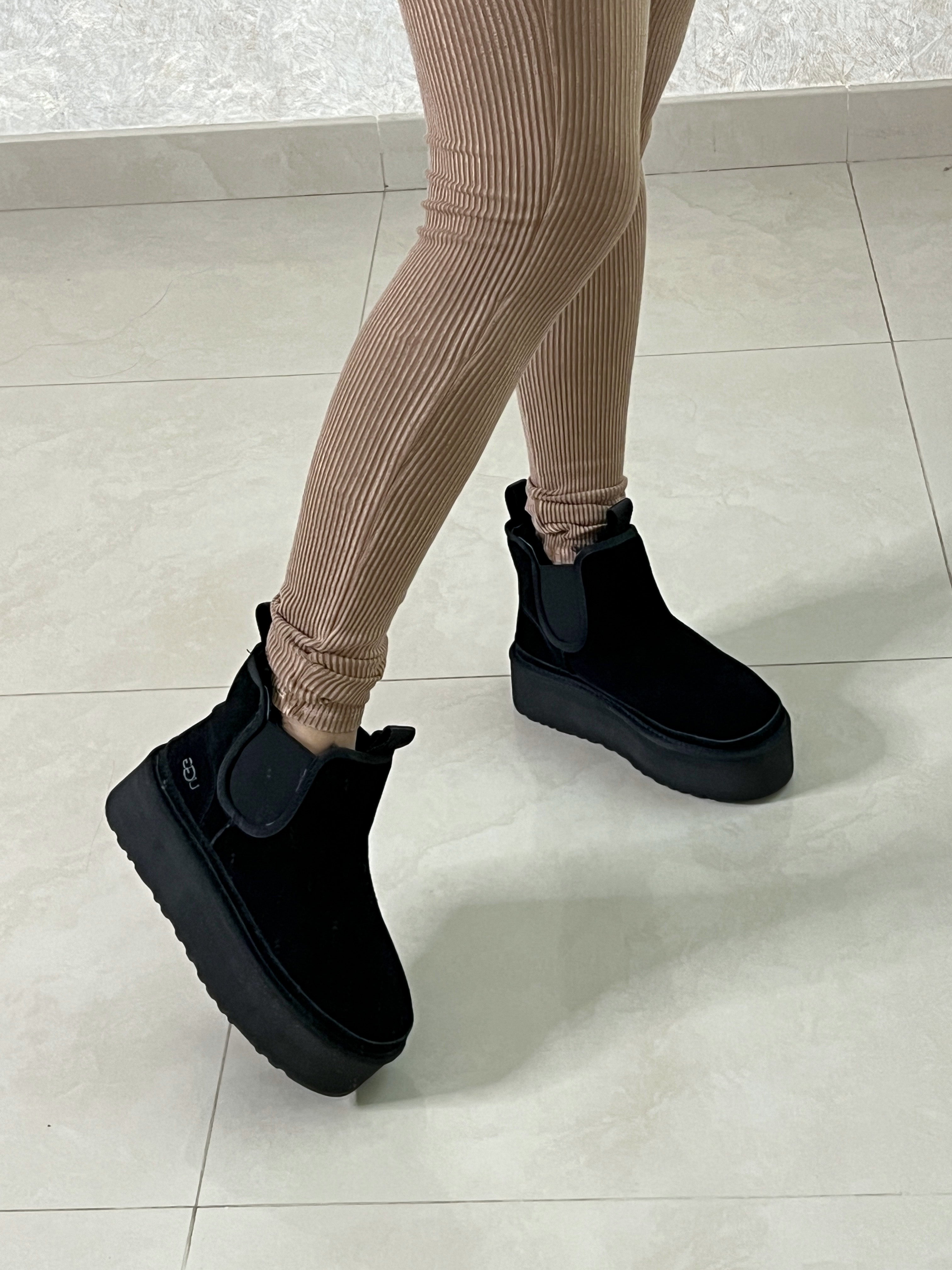 ZAPATOS NEGROS CON PELUCHE