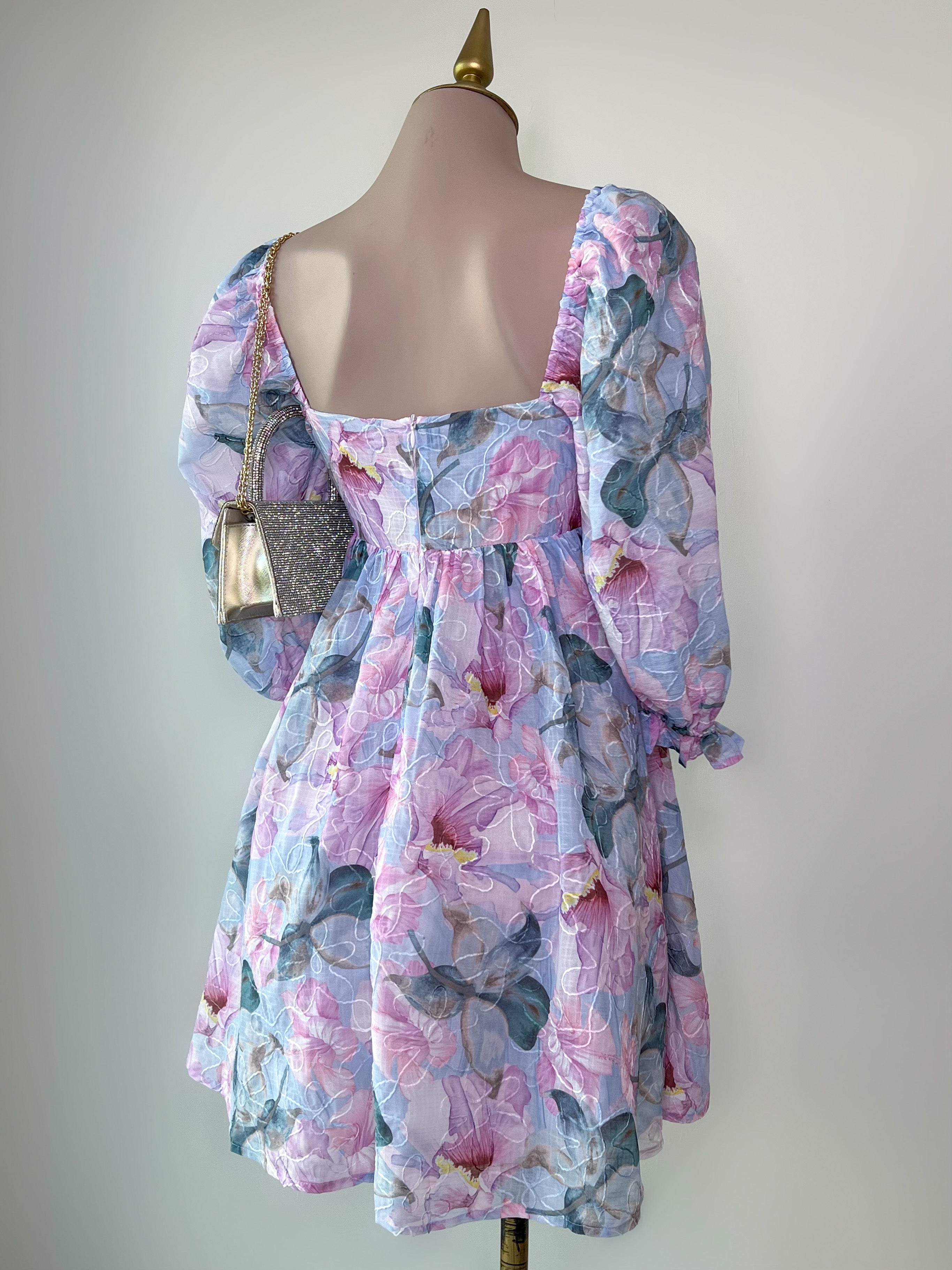 VESTIDO FLORAL CON TOQUE BORDADO