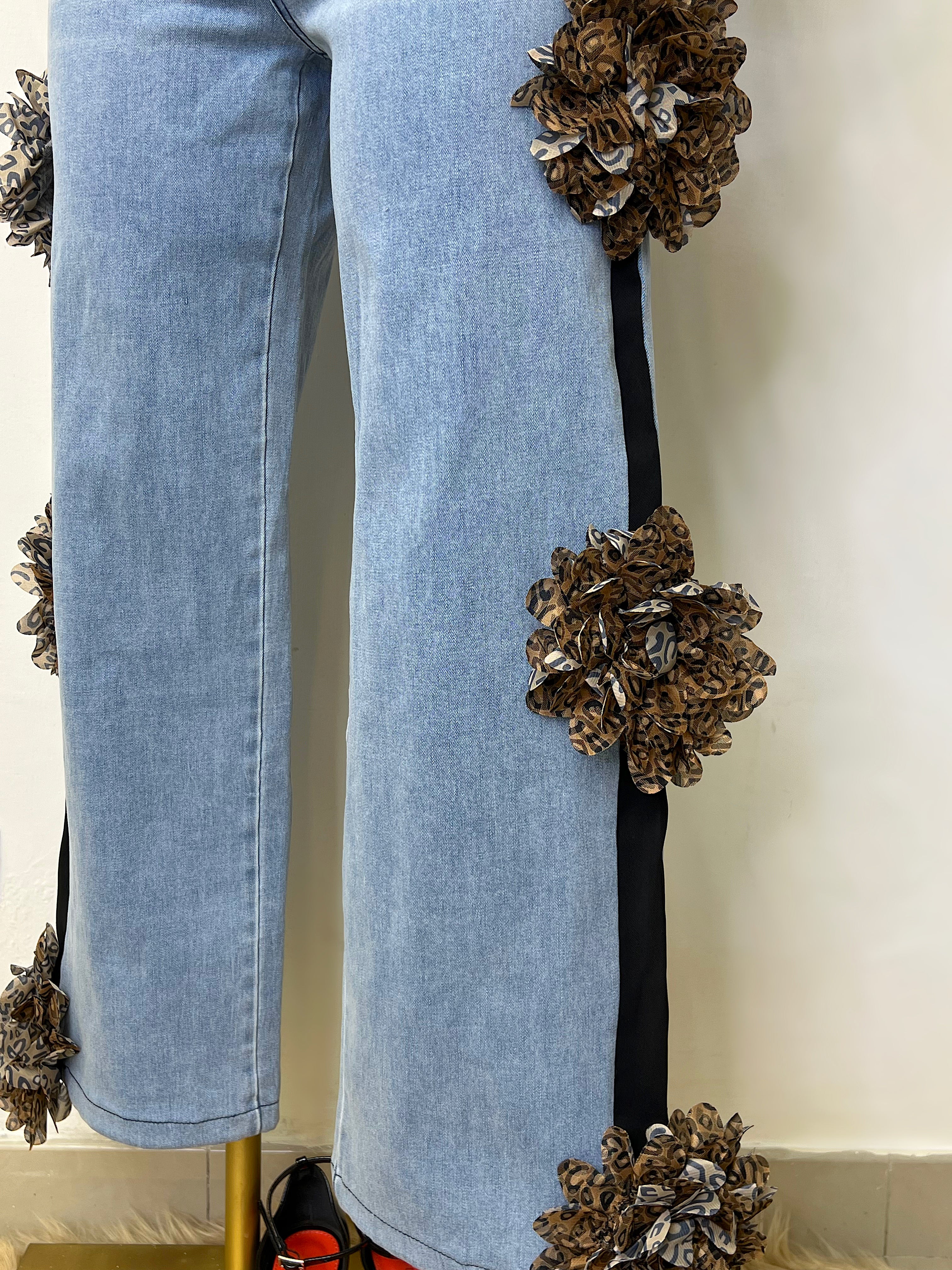 PANTALÓN DENIM CON PRENDEDOR DE FLOR