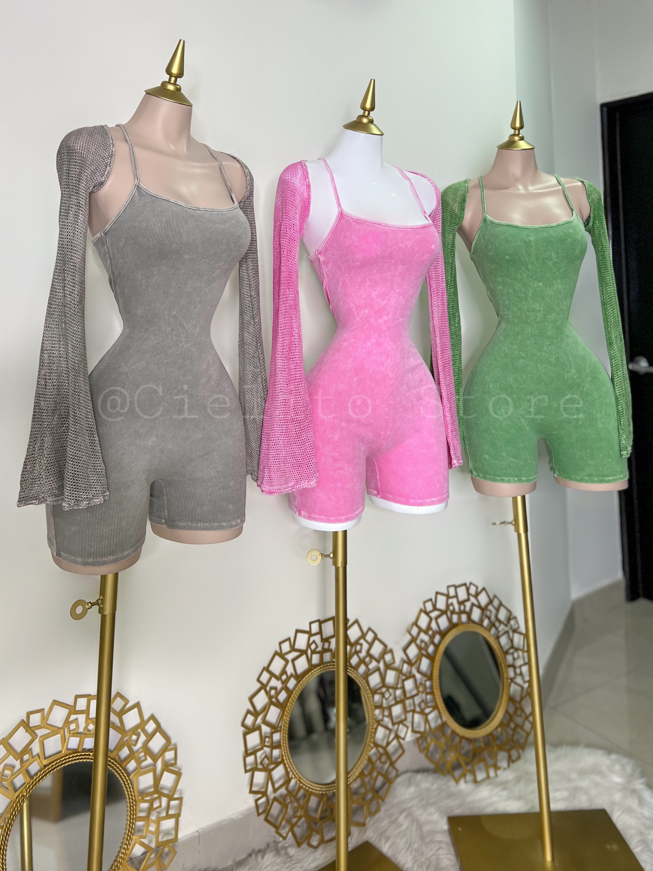 MONO CORTO VERDE CON MANGAS DE RED