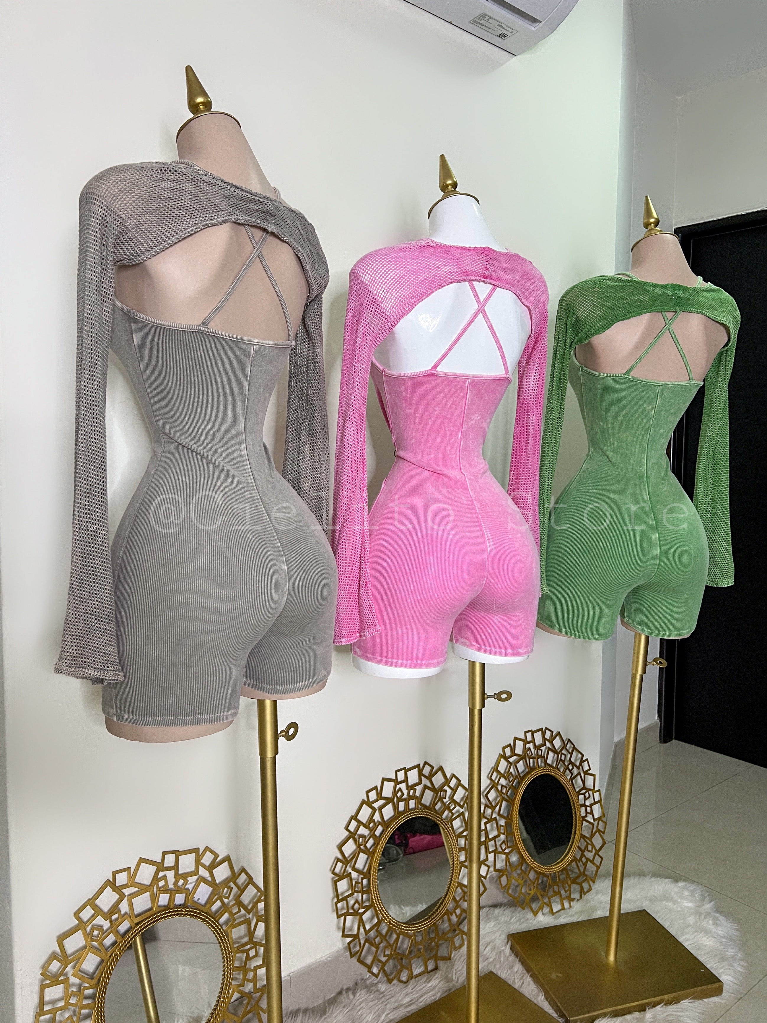 MONO CORTO GRIS CON MANGAS DE RED