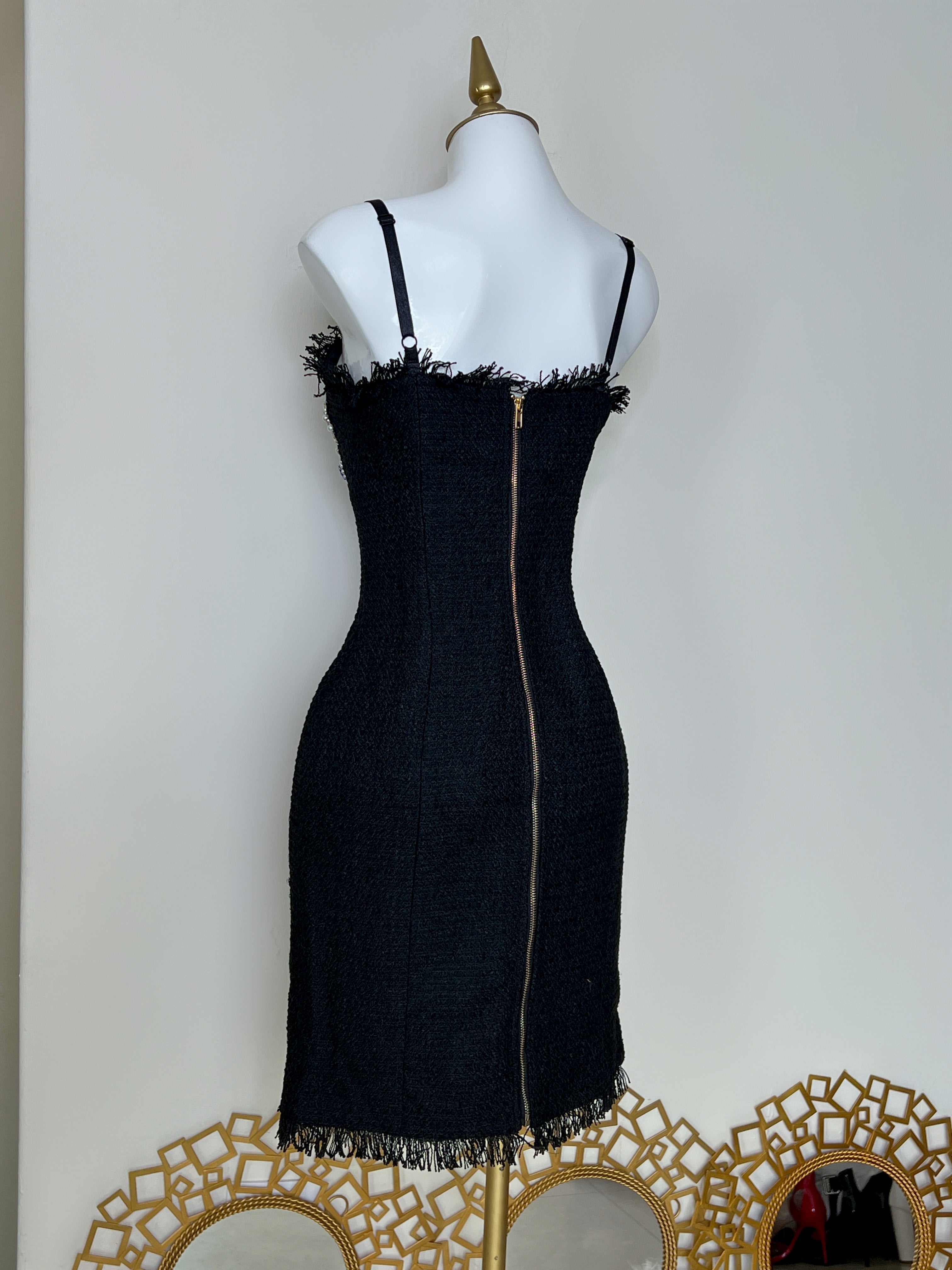 VESTIDO NEGRO CON PEDRERÍA Y PERLA