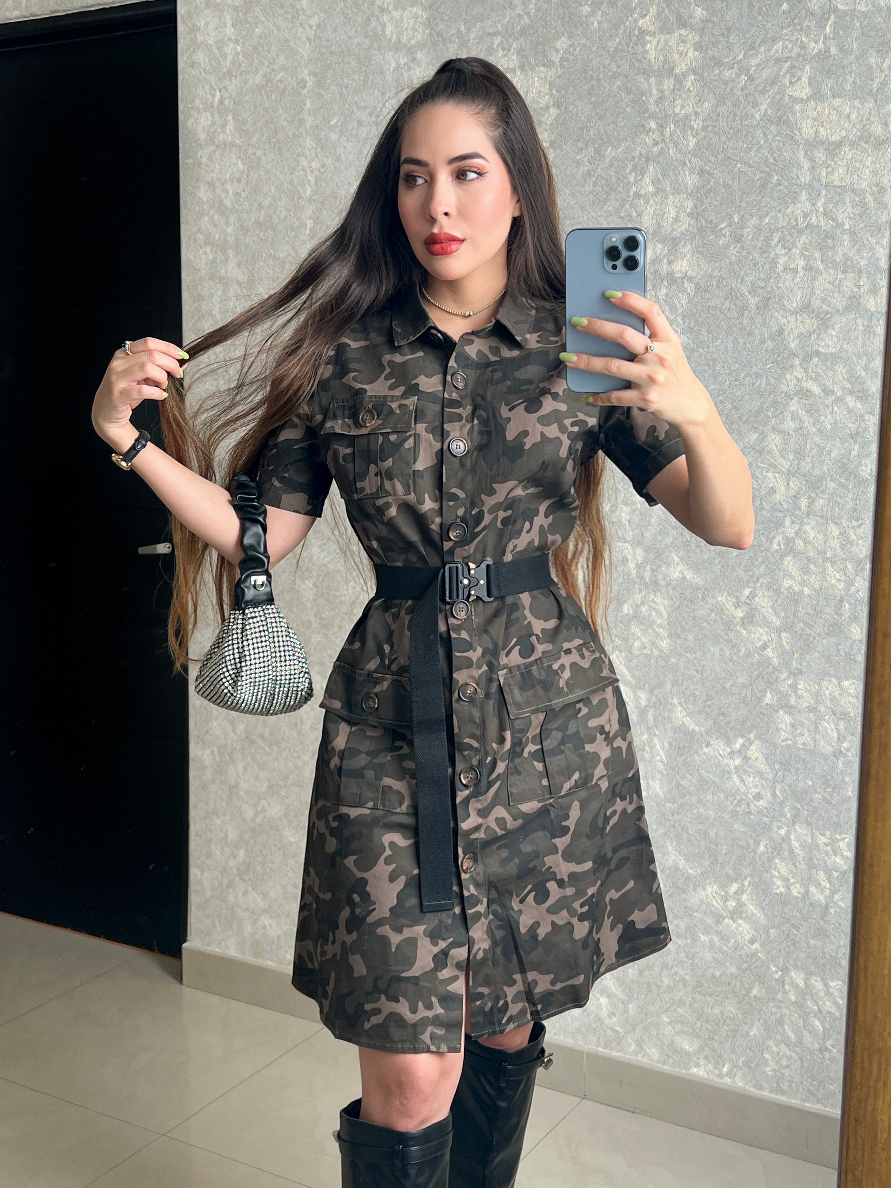 VESTIDO ESTAMPADO MILITAR CON CINTURÓN