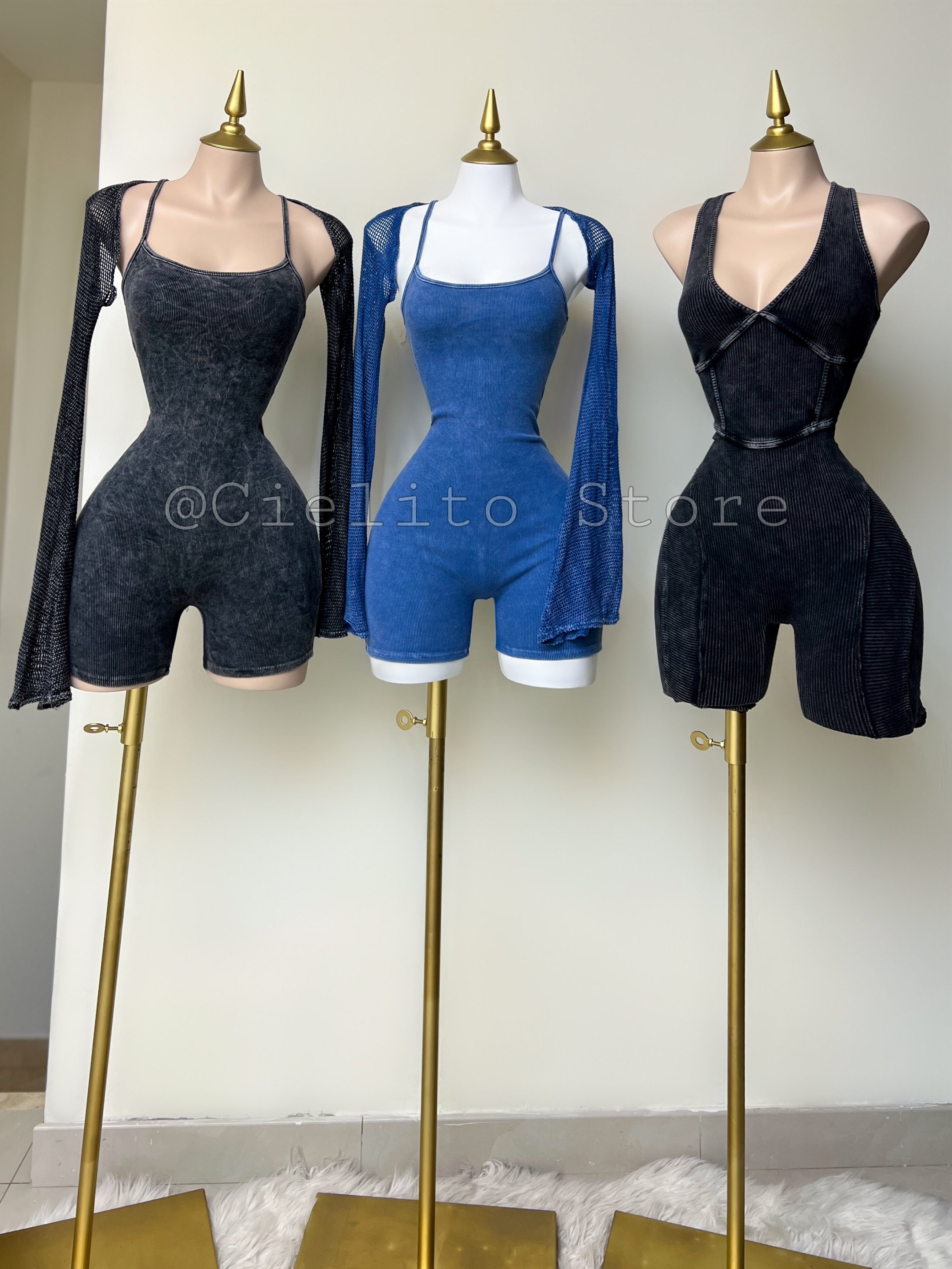 MONO CORTO AZUL CON MANGAS DE RED