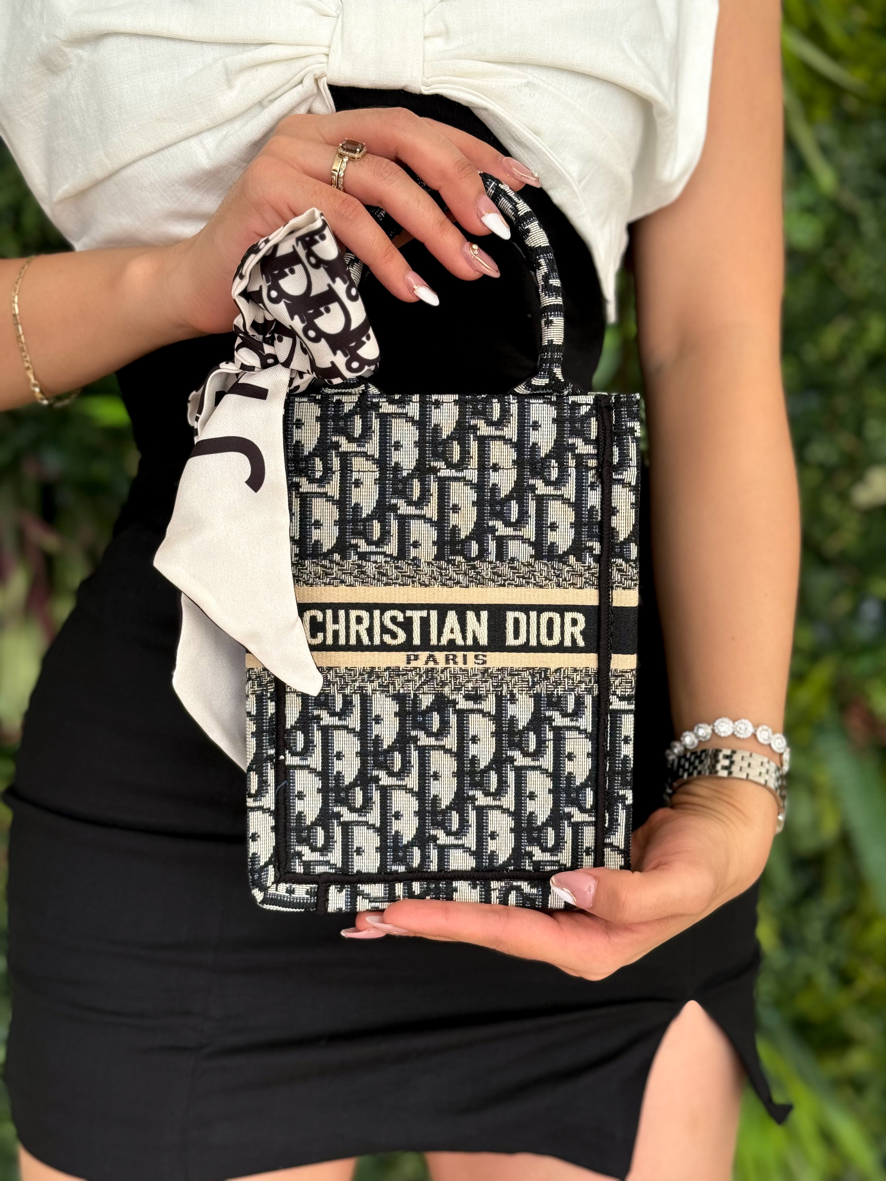 VESTIDO NEGRO CON MOÑO