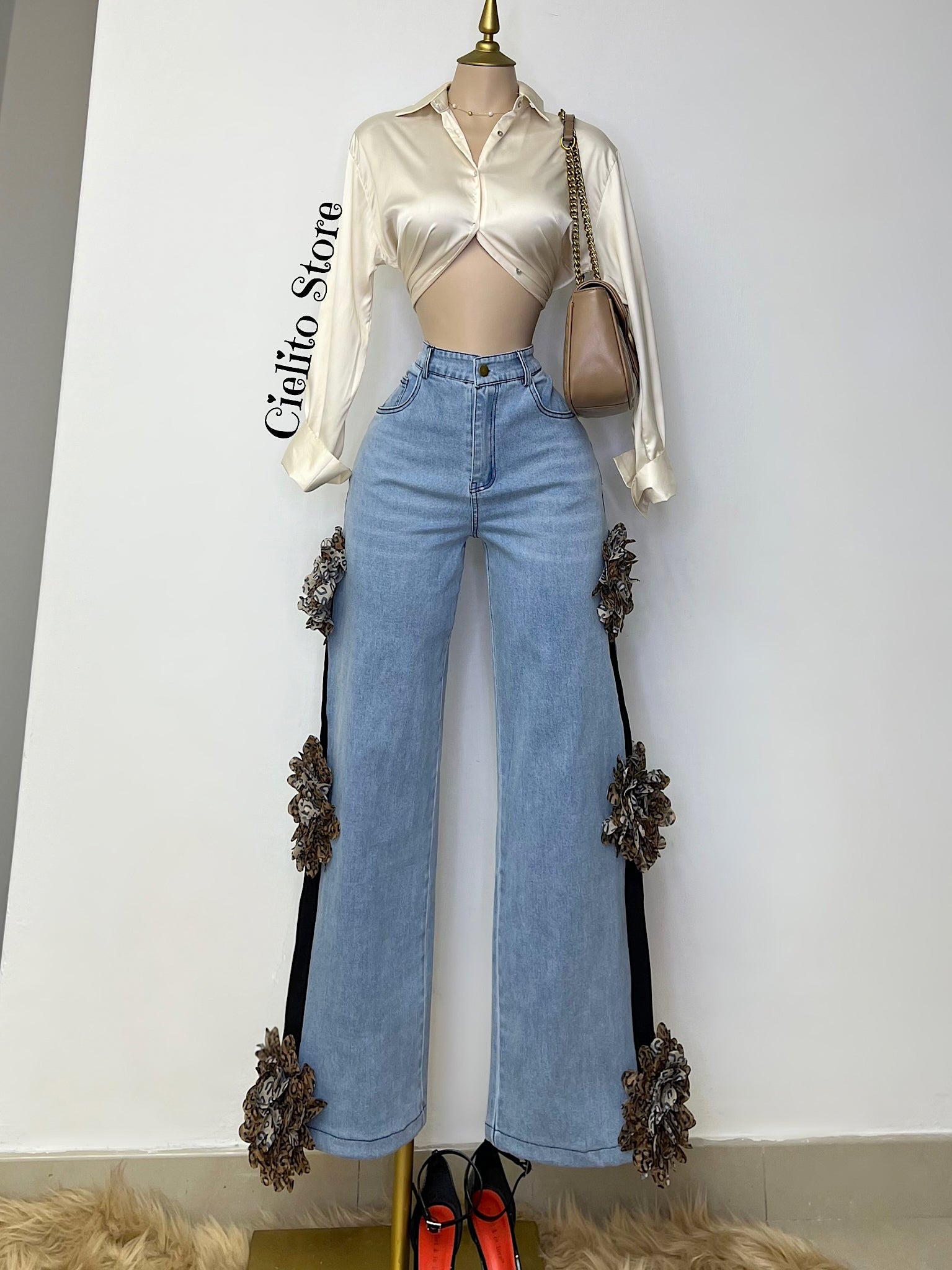 PANTALÓN DENIM CON PRENDEDOR DE FLOR