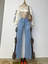 PANTALÓN DENIM CON PRENDEDOR DE FLOR