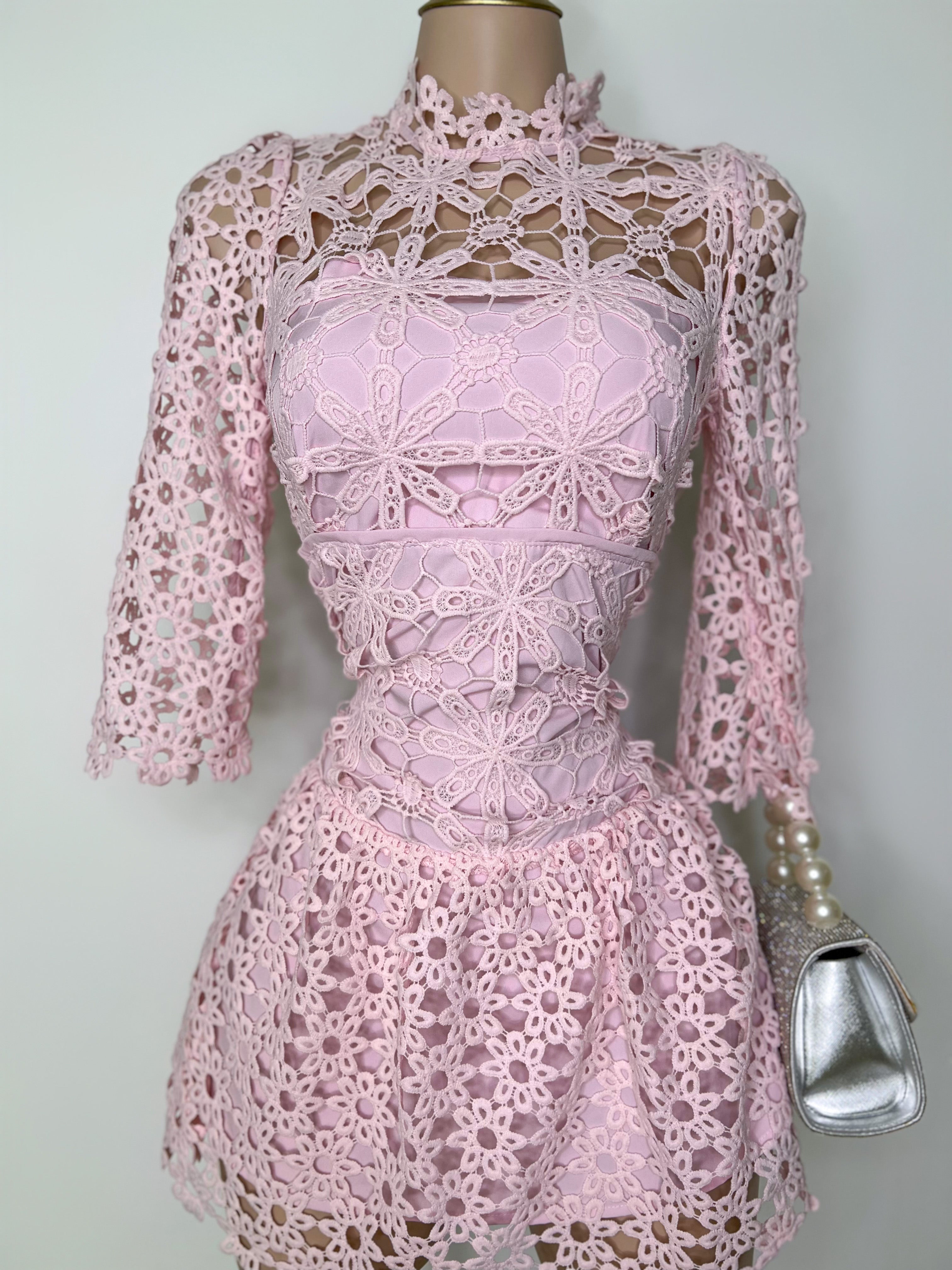 VESTIDO ROSA CON ENCAJE