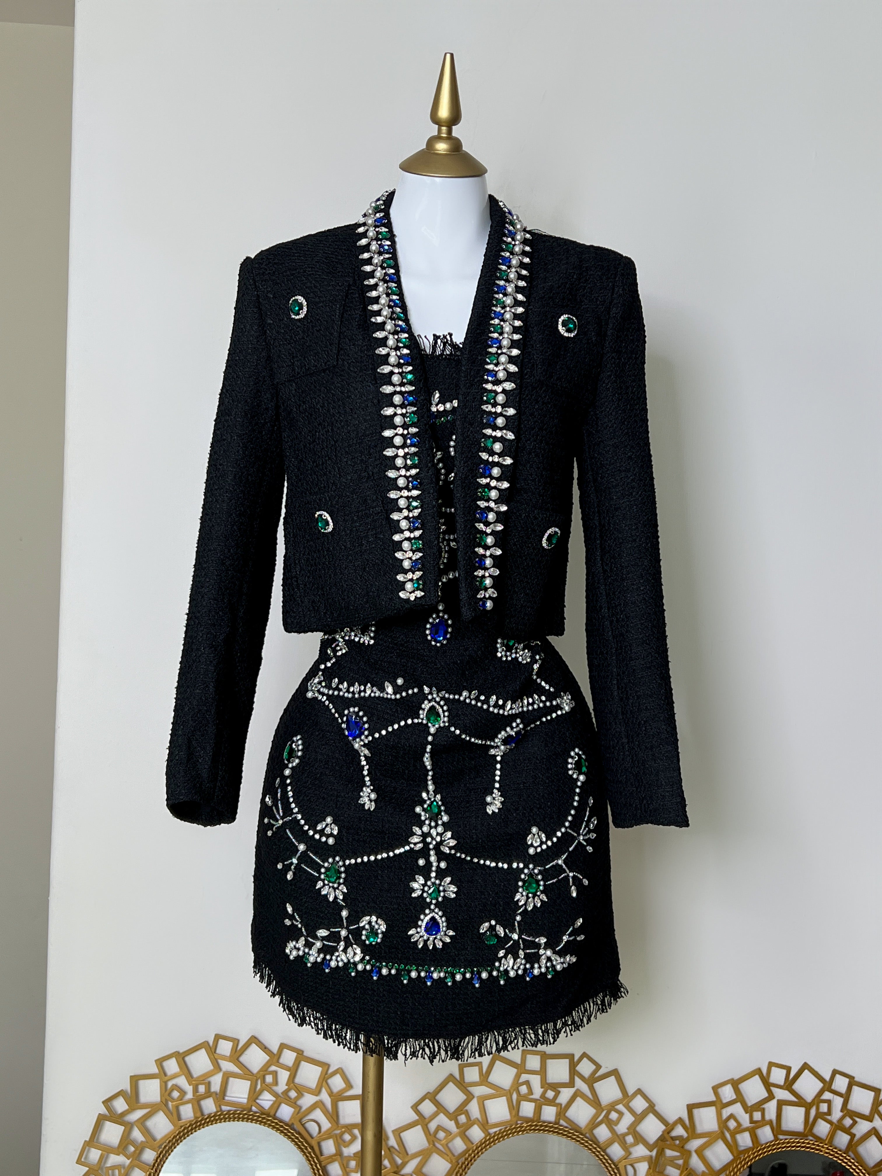 VESTIDO NEGRO CON PEDRERÍA Y PERLA