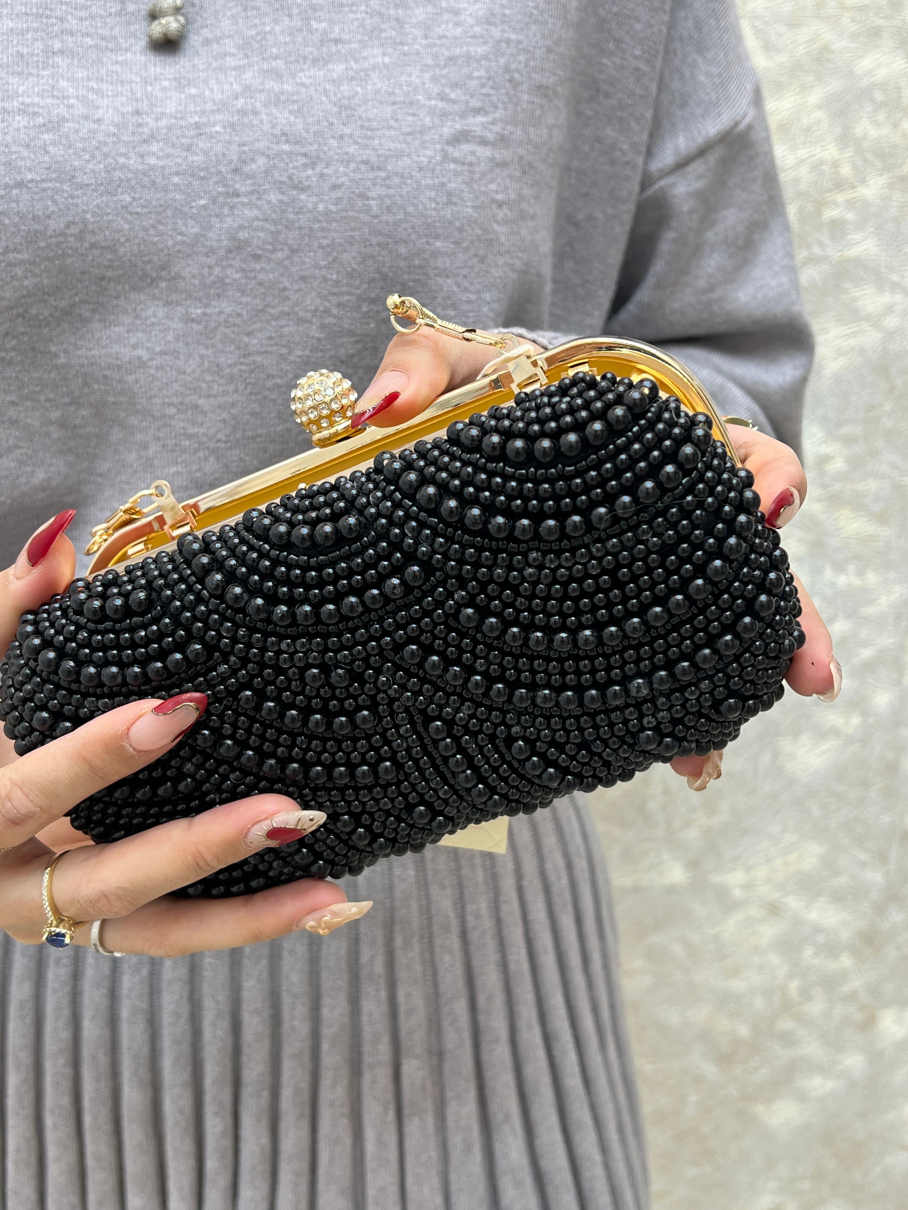 BOLSO RIGIDO CON PERLAS NEGRO