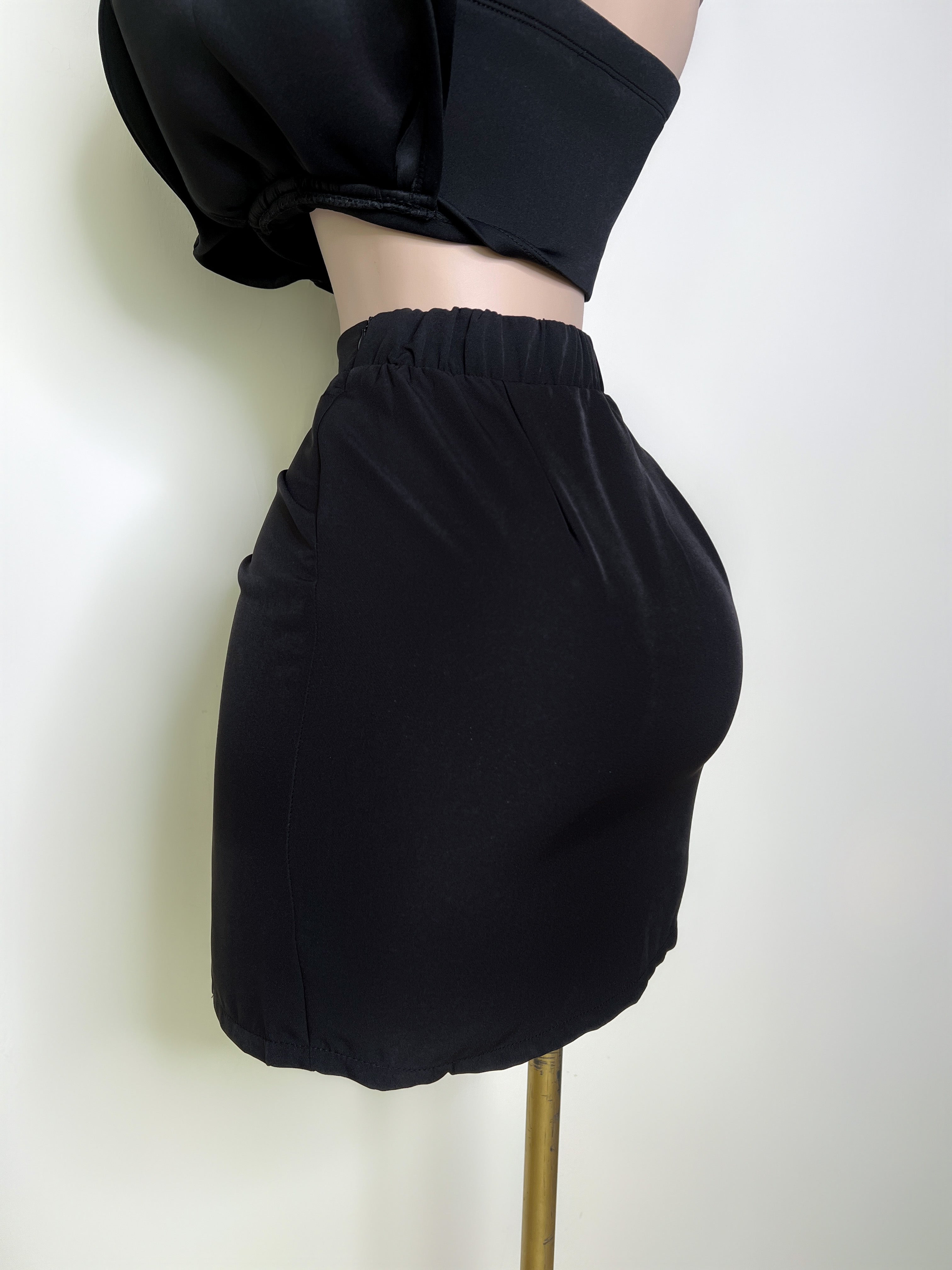 FALDA NEGRA CORTA CON ABERTURA