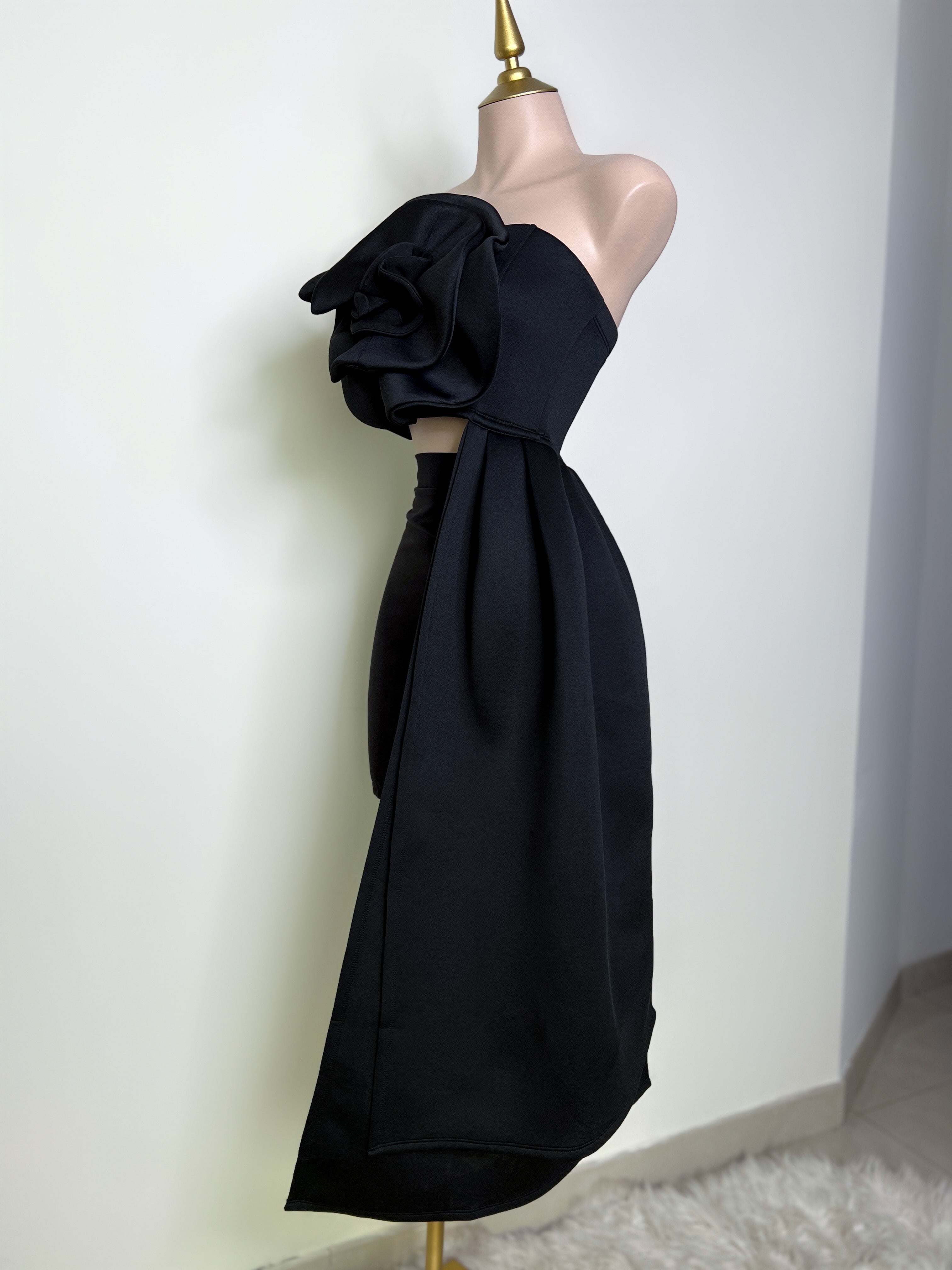 FALDA NEGRA CORTA CON ABERTURA