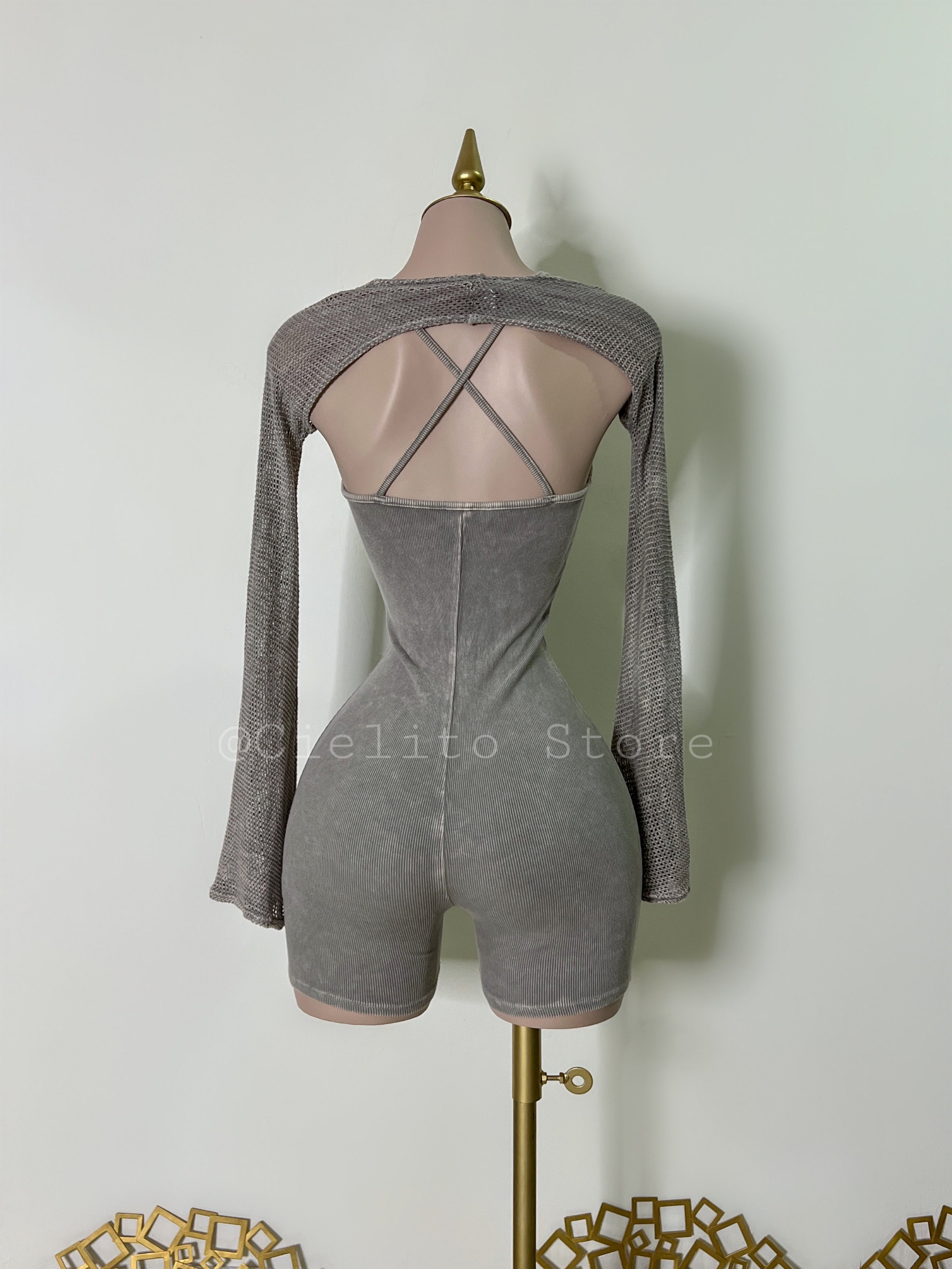 MONO CORTO GRIS CON MANGAS DE RED