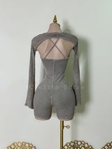 MONO CORTO GRIS CON MANGAS DE RED