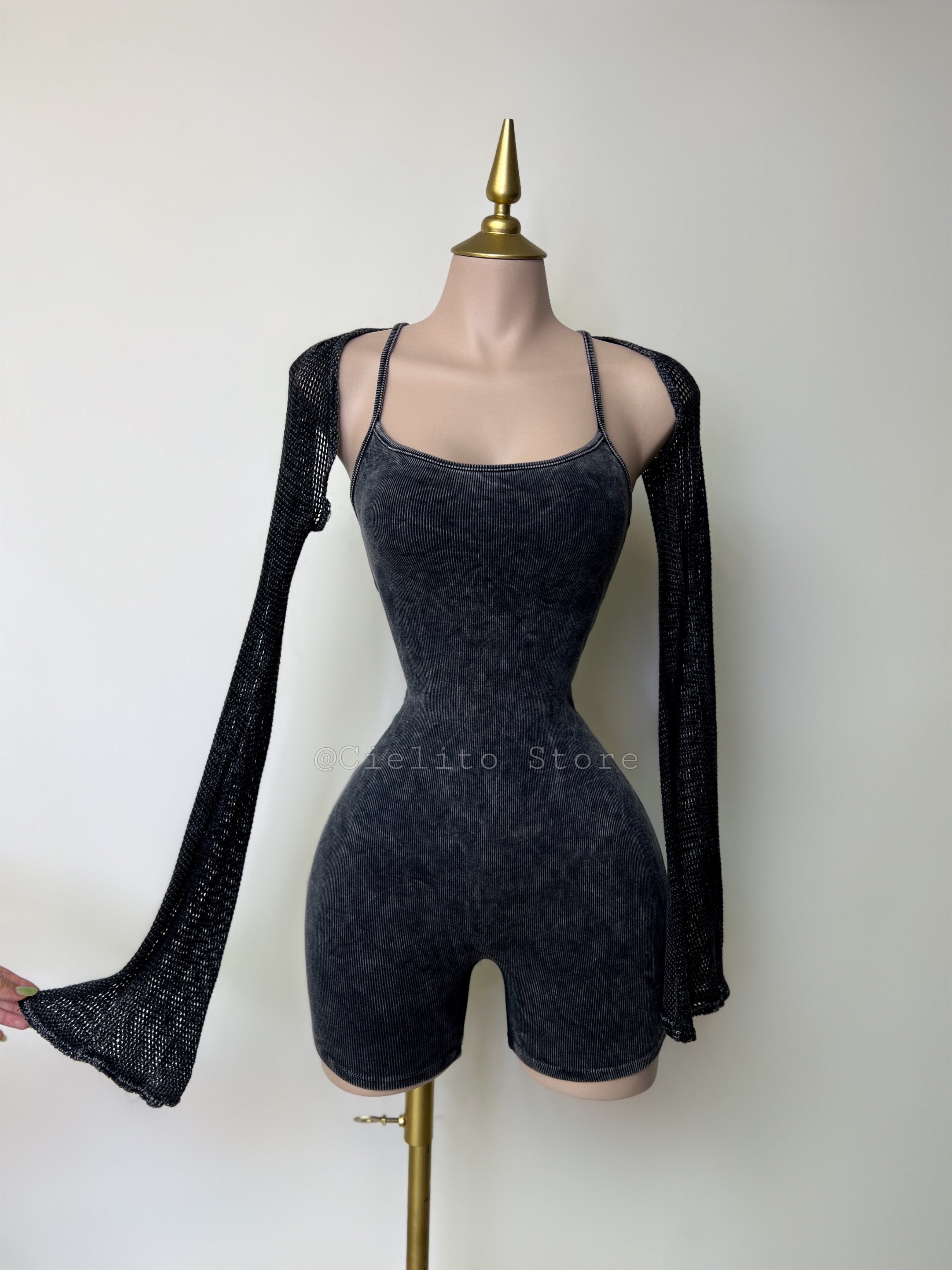 MONO CORTO NEGRO CON MANGAS DE RED