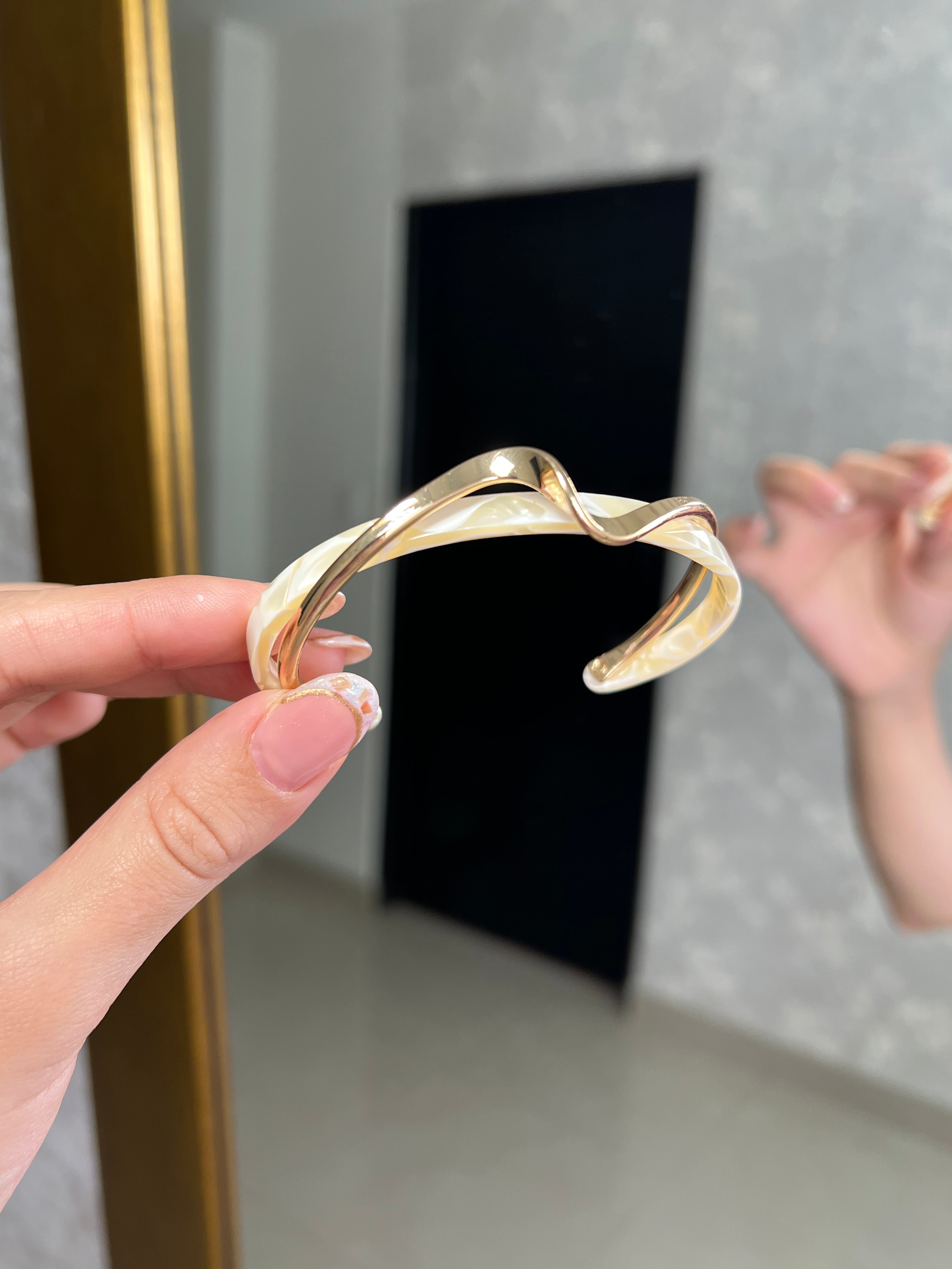 BRAZALETE DORADO CON CURVA