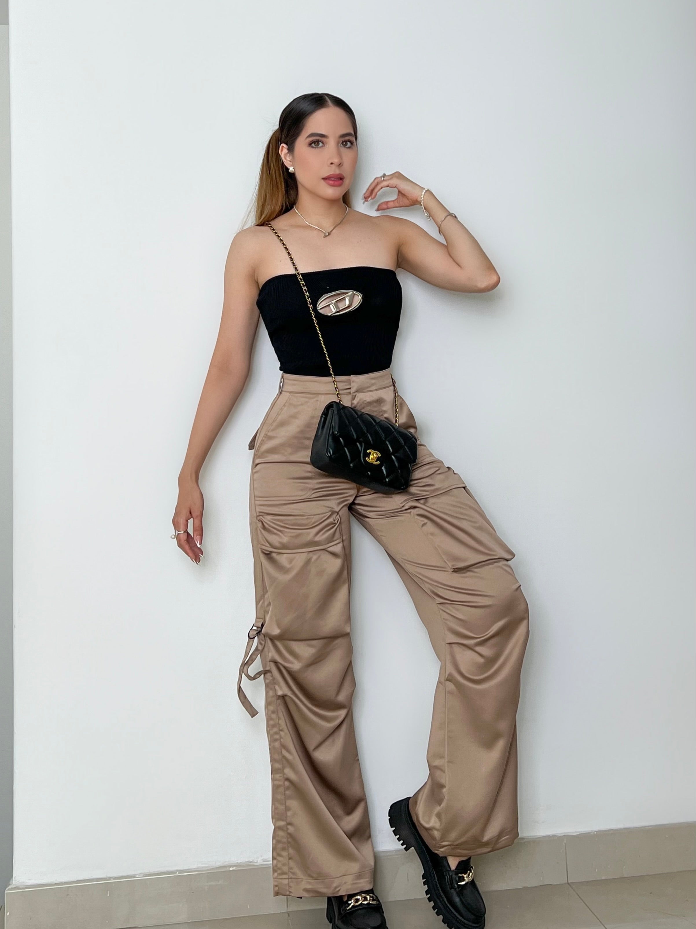 PANTALÓN CARGO SATINADO TIRO ALTO